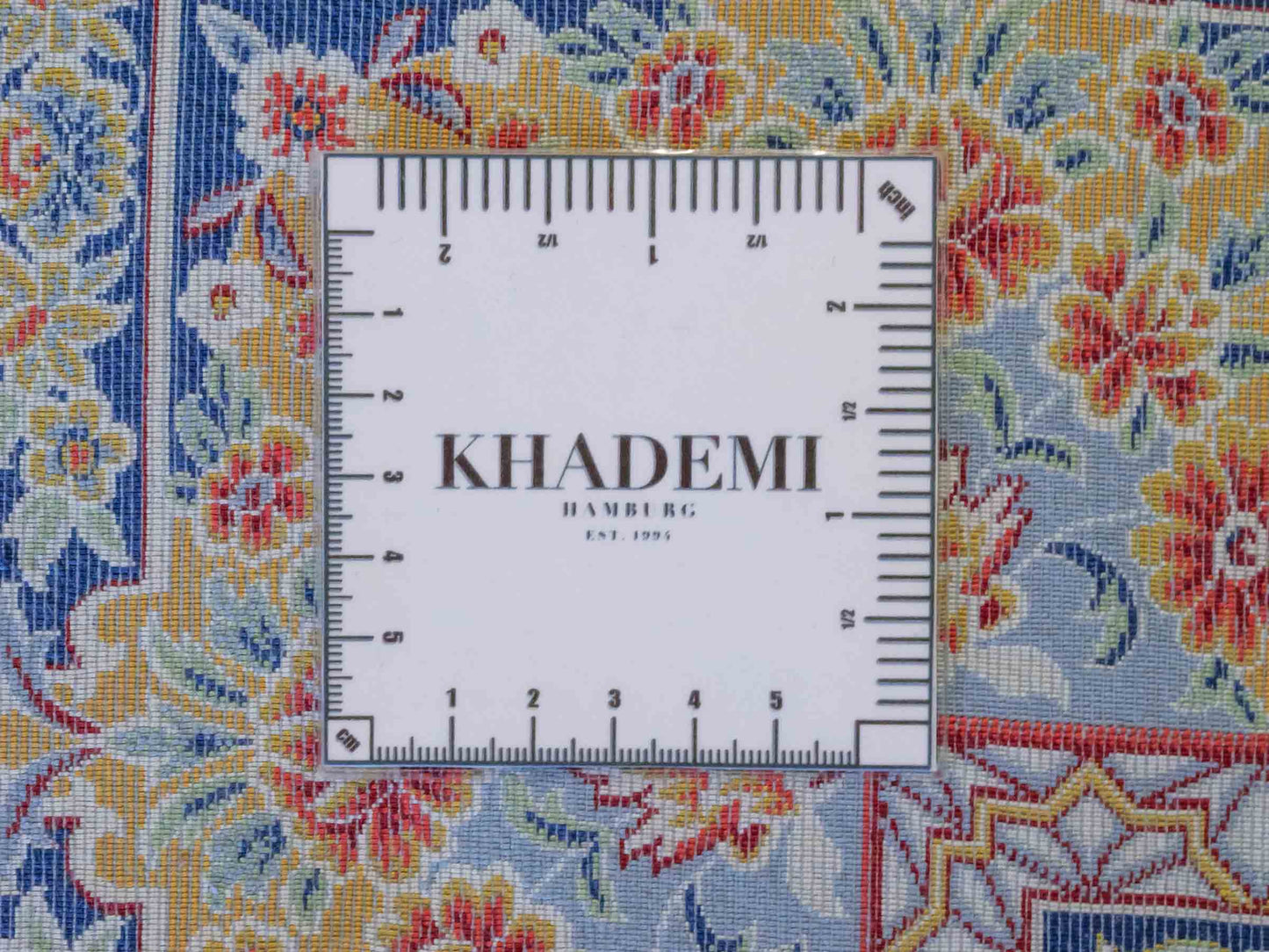Ghom Maschinenteppich "Ferdowsi" 180 x 120 cm aus pflanzlicher Seide (Viskose) mit Feldmuster, Navy-Blau. Teppichnummer: V30NY216H. Persian Luxury Collection by Khademi. Made in Iran / Persia – Vertrieb durch JUPITER Intl.