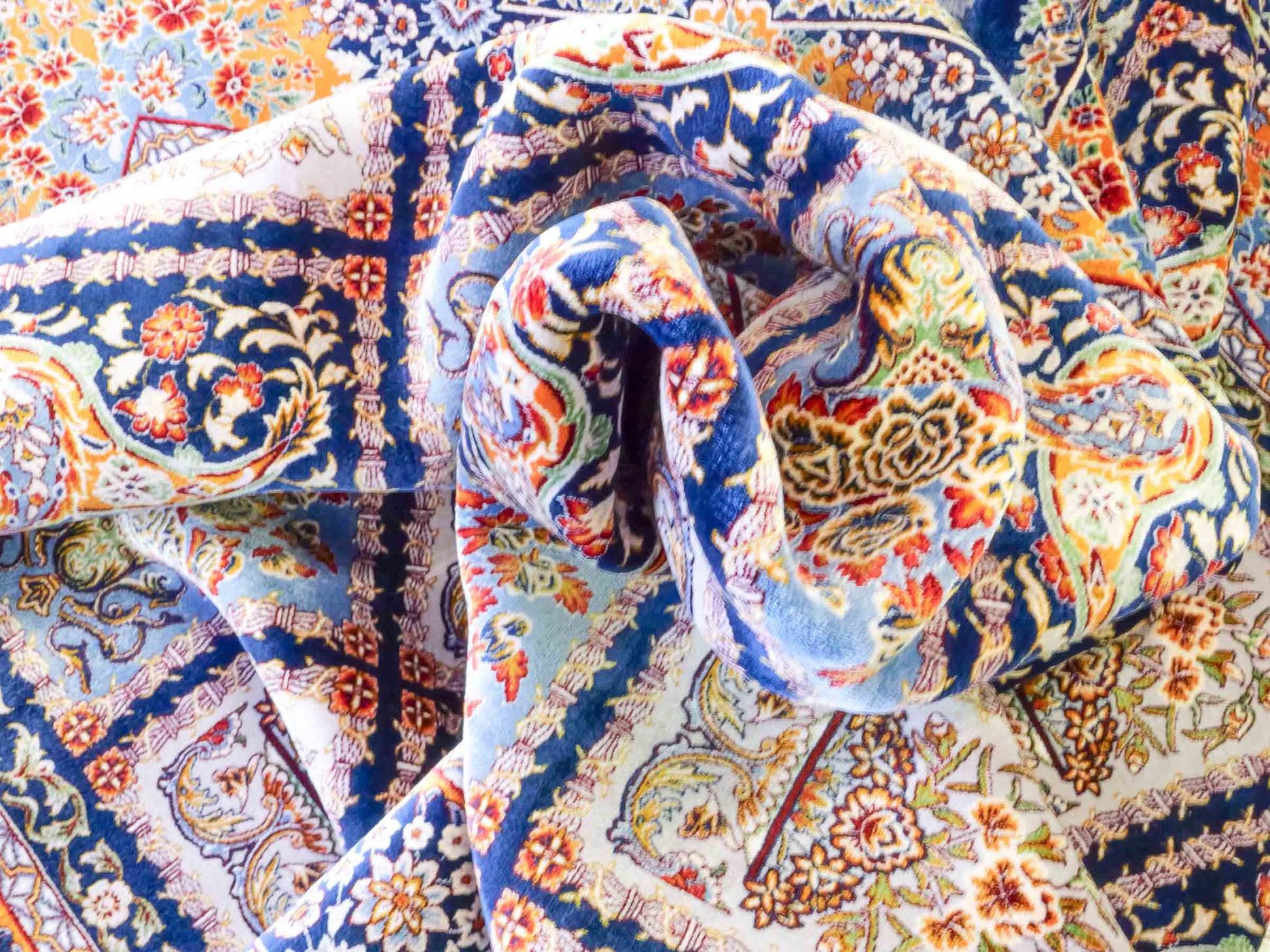 Ghom Maschinenteppich "Ferdowsi" 180 x 120 cm aus pflanzlicher Seide (Viskose) mit Feldmuster, Navy-Blau. Teppichnummer: V30NY216H. Persian Luxury Collection by Khademi. Made in Iran / Persia – Vertrieb durch JUPITER Intl.