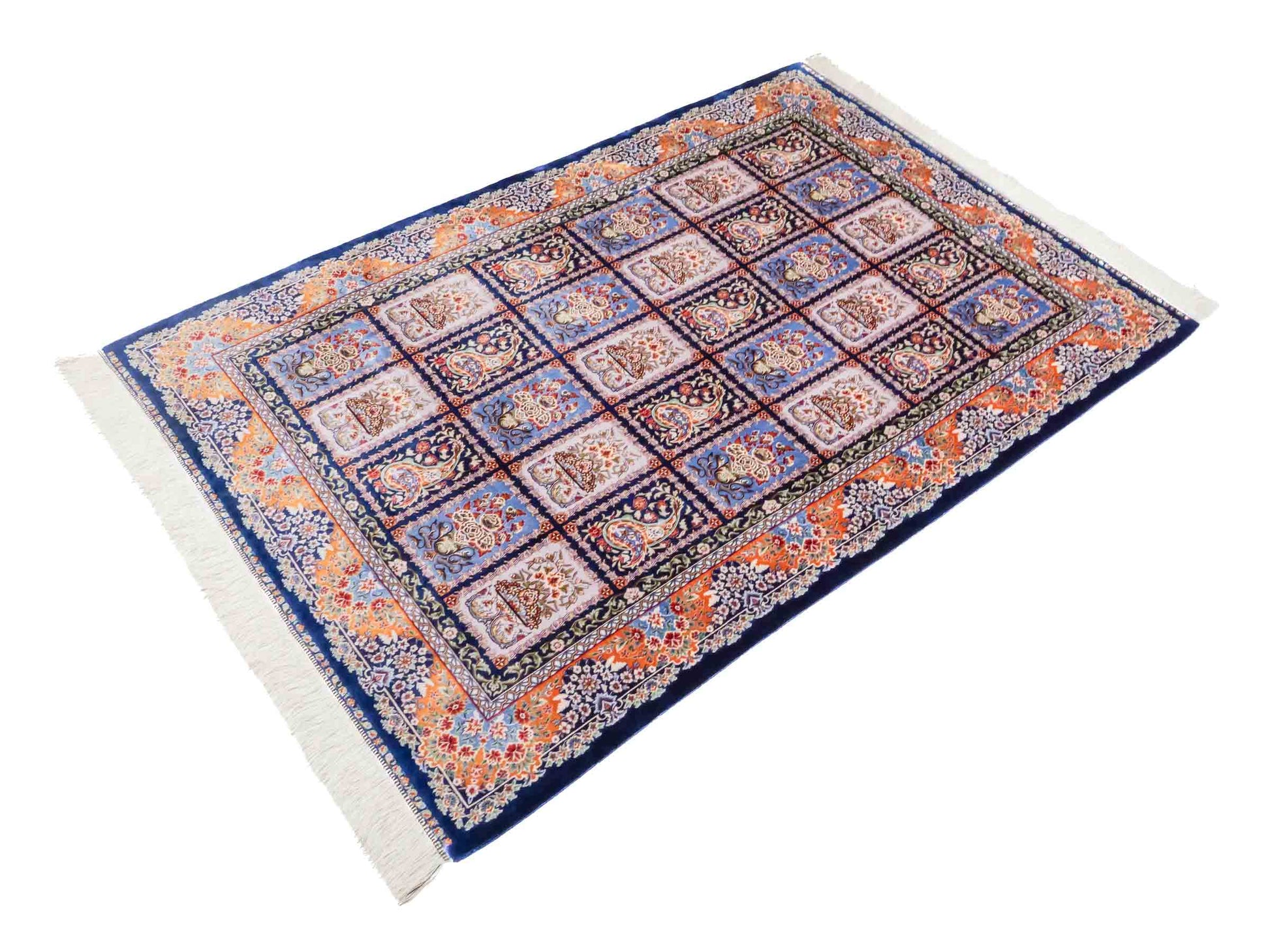 Ghom Maschinenteppich "Ferdowsi" 180 x 120 cm aus pflanzlicher Seide (Viskose) mit Feldmuster, Navy-Blau. Teppichnummer: V30NY216H. Persian Luxury Collection by Khademi. Made in Iran / Persia – Vertrieb durch JUPITER Intl.