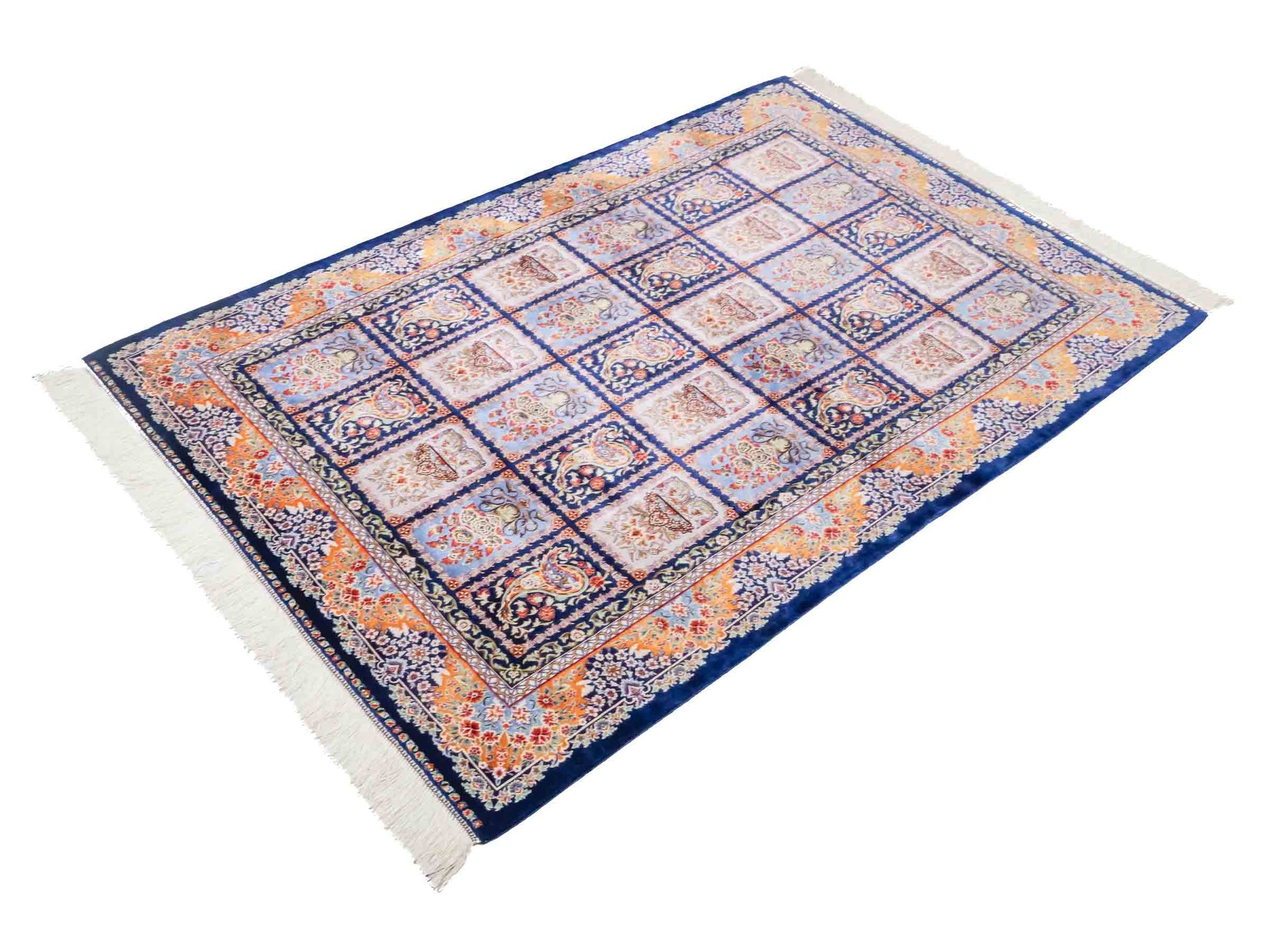 Ghom Maschinenteppich "Ferdowsi" 180 x 120 cm aus pflanzlicher Seide (Viskose) mit Feldmuster, Navy-Blau. Teppichnummer: V30NY216H. Persian Luxury Collection by Khademi. Made in Iran / Persia – Vertrieb durch JUPITER Intl.