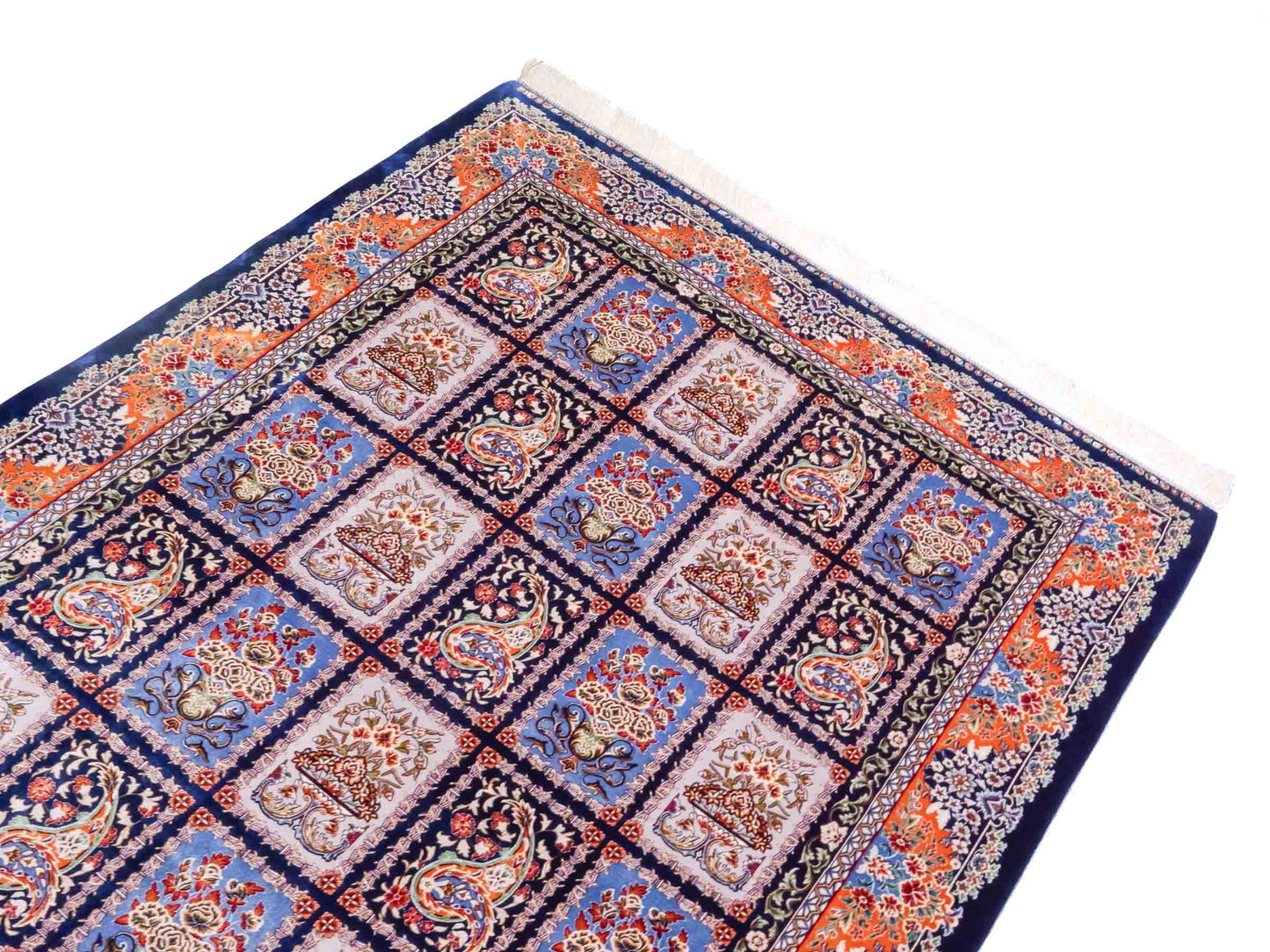 Ghom Maschinenteppich "Ferdowsi" 180 x 120 cm aus pflanzlicher Seide (Viskose) mit Feldmuster, Navy-Blau. Teppichnummer: V30NY216H. Persian Luxury Collection by Khademi. Made in Iran / Persia – Vertrieb durch JUPITER Intl.
