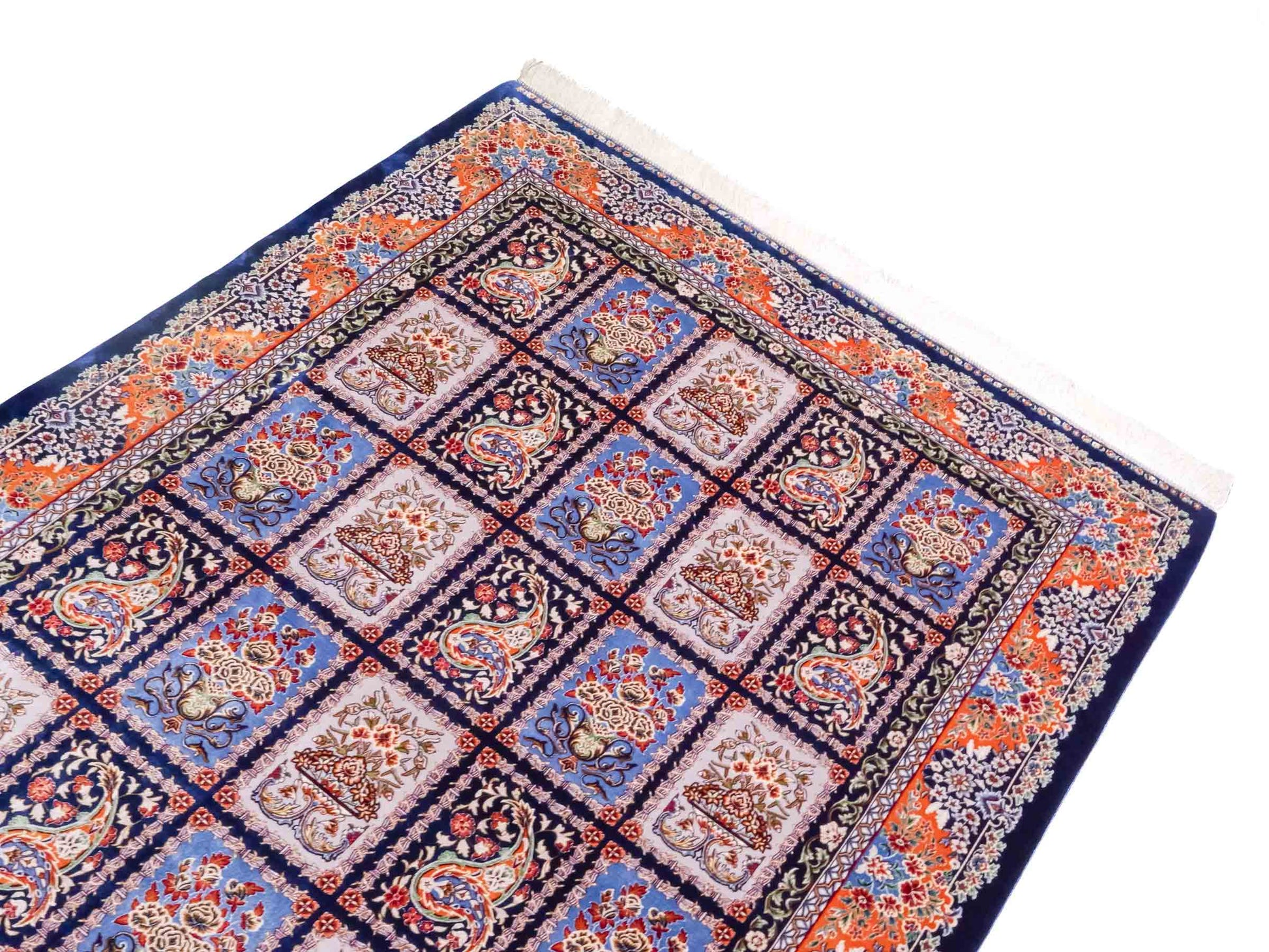 Ghom Maschinenteppich "Ferdowsi" 180 x 120 cm aus pflanzlicher Seide (Viskose) mit Feldmuster, Navy-Blau. Teppichnummer: V30NY216H. Persian Luxury Collection by Khademi. Made in Iran / Persia – Vertrieb durch JUPITER Intl.