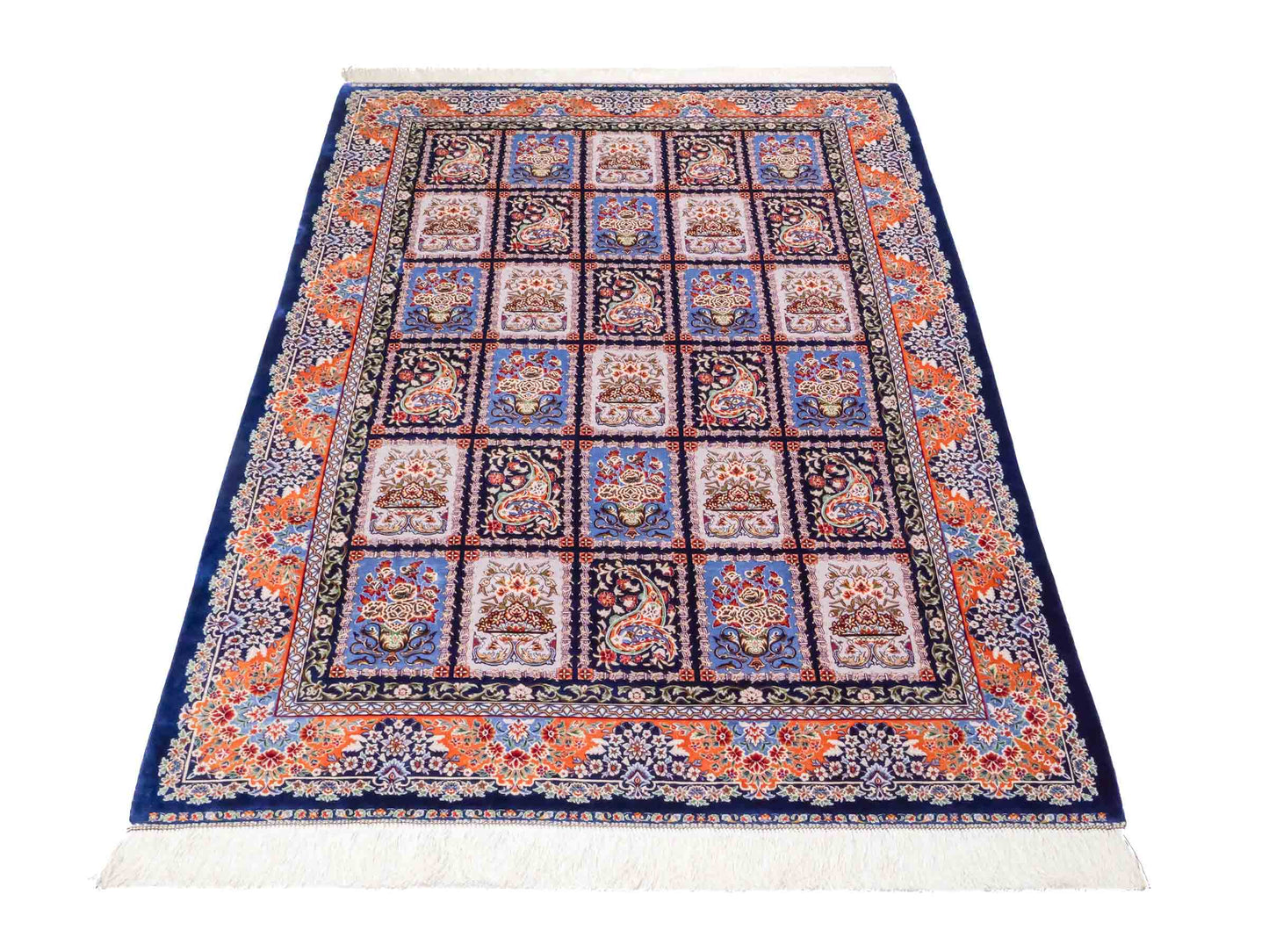 Ghom Maschinenteppich "Ferdowsi" 180 x 120 cm aus pflanzlicher Seide (Viskose) mit Feldmuster, Navy-Blau. Teppichnummer: V30NY216H. Persian Luxury Collection by Khademi. Made in Iran / Persia – Vertrieb durch JUPITER Intl.
