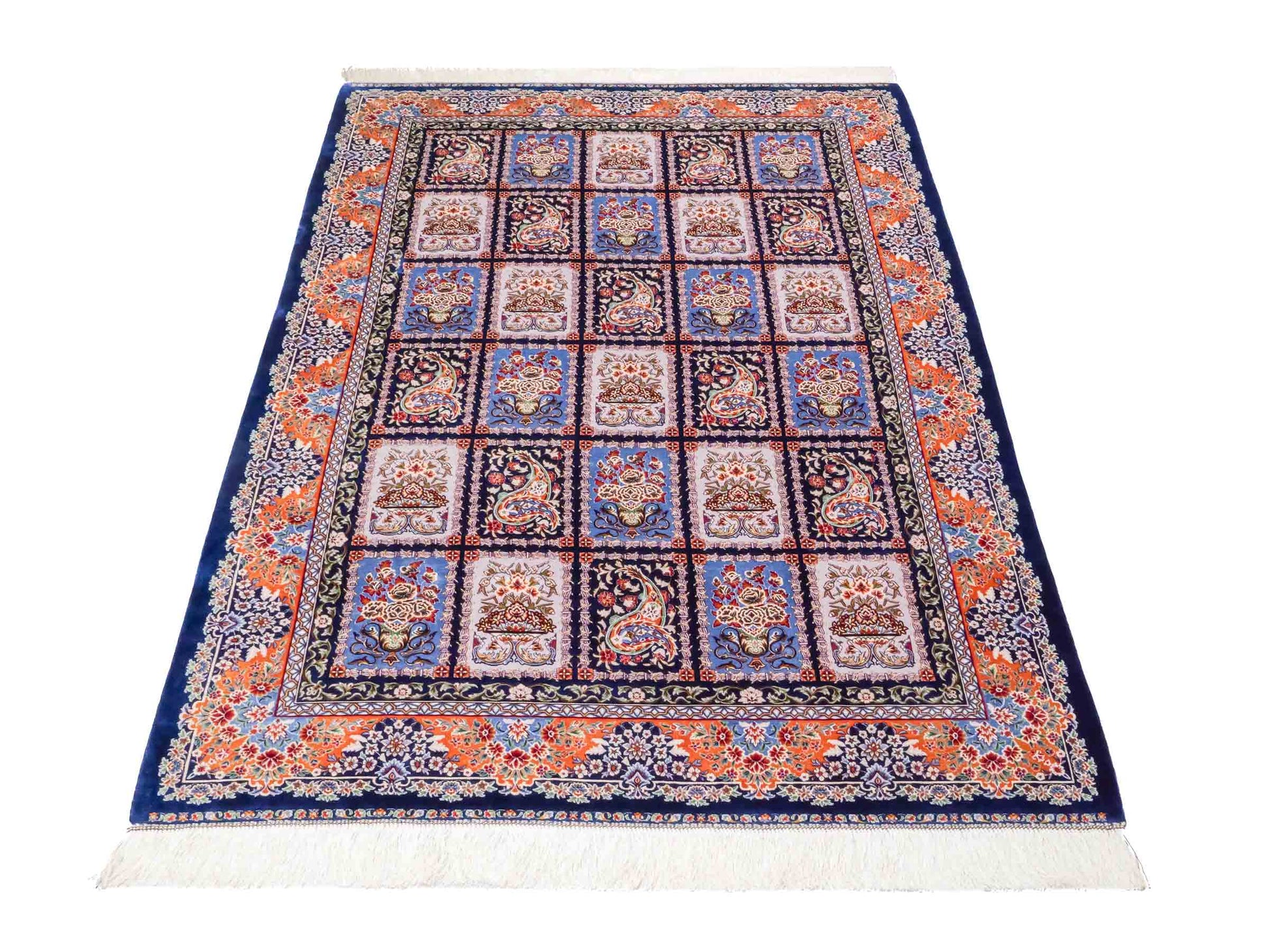 Ghom Maschinenteppich "Ferdowsi" 180 x 120 cm aus pflanzlicher Seide (Viskose) mit Feldmuster, Navy-Blau. Teppichnummer: V30NY216H. Persian Luxury Collection by Khademi. Made in Iran / Persia – Vertrieb durch JUPITER Intl.