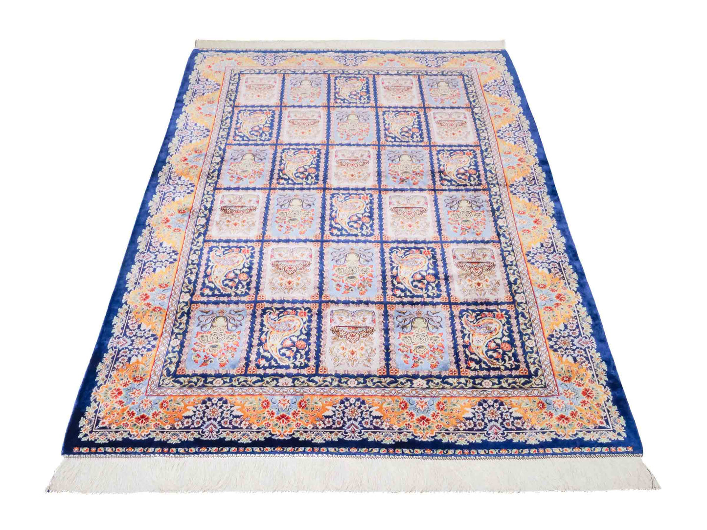 Ghom Maschinenteppich "Ferdowsi" 180 x 120 cm aus pflanzlicher Seide (Viskose) mit Feldmuster, Navy-Blau. Teppichnummer: V30NY216H. Persian Luxury Collection by Khademi. Made in Iran / Persia – Vertrieb durch JUPITER Intl.