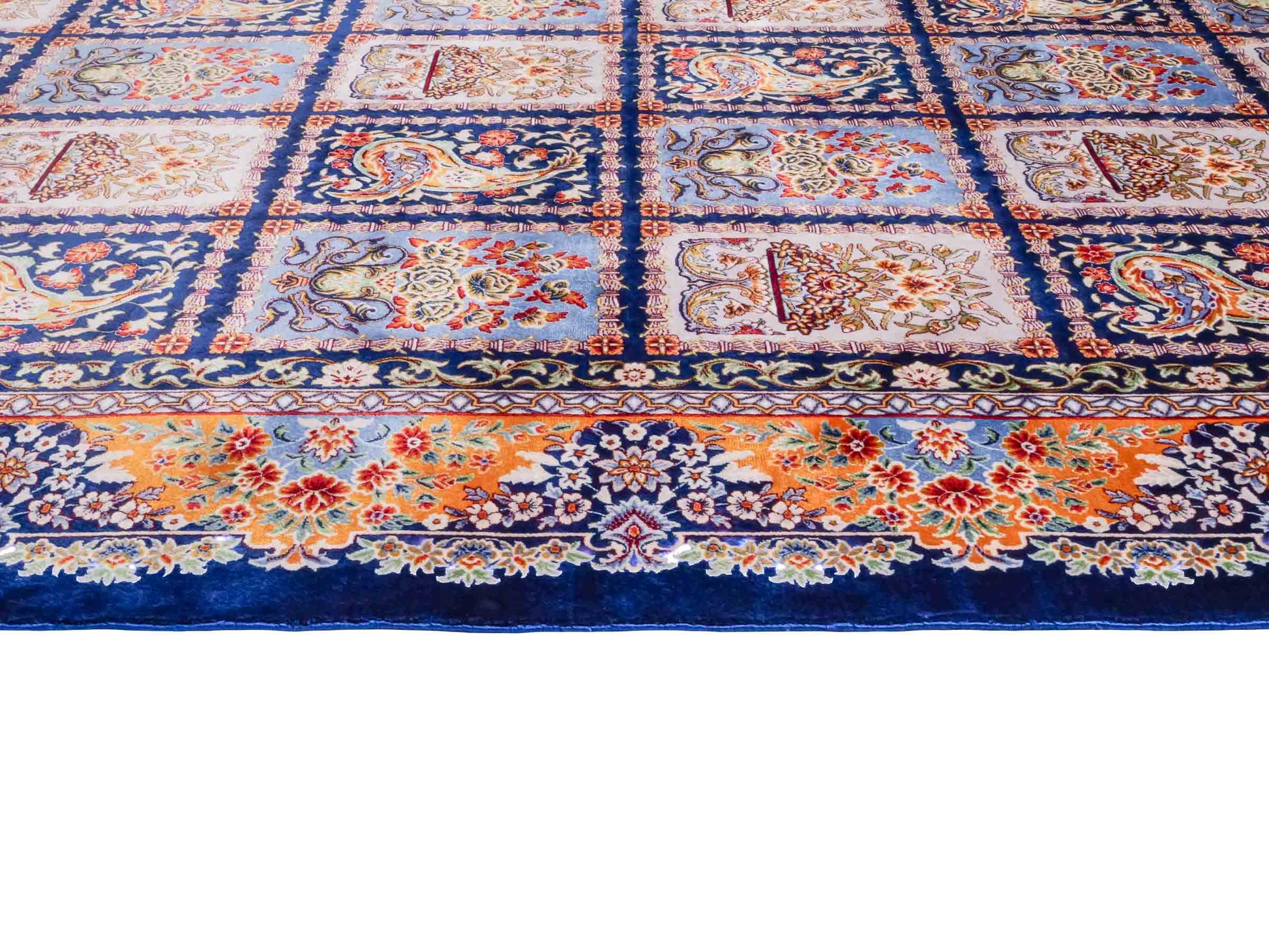 Ghom Maschinenteppich "Ferdowsi" 180 x 120 cm aus pflanzlicher Seide (Viskose) mit Feldmuster, Navy-Blau. Teppichnummer: V30NY216H. Persian Luxury Collection by Khademi. Made in Iran / Persia – Vertrieb durch JUPITER Intl.