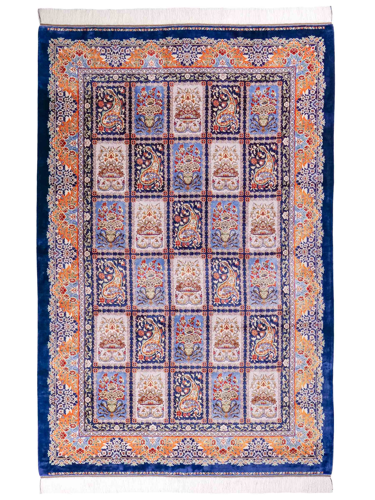 Ghom Maschinenteppich "Ferdowsi" 225 x 150 cm, mit Feldmuster, aus pflanzlicher Seide (Viskose), Marineblau/Mehrfarbig. Teppichnummer: V30NY338H. Persian Luxury Collection by Khademi. Made in Iran / Persia – Vertrieb durch JUPITER Intl.
