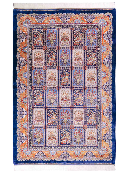 Ghom Maschinenteppich "Ferdowsi" 225 x 150 cm, mit Feldmuster, aus pflanzlicher Seide (Viskose), Marineblau/Mehrfarbig. Teppichnummer: V30NY338H. Persian Luxury Collection by Khademi. Made in Iran / Persia – Vertrieb durch JUPITER Intl.