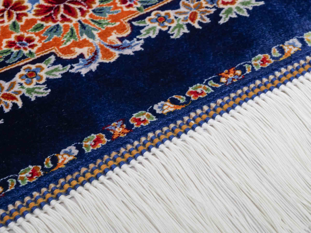 Ghom Maschinenteppich "Ferdowsi" 225 x 150 cm, mit Feldmuster, aus pflanzlicher Seide (Viskose), Marineblau/Mehrfarbig. Teppichnummer: V30NY338H. Persian Luxury Collection by Khademi. Made in Iran / Persia – Vertrieb durch JUPITER Intl.