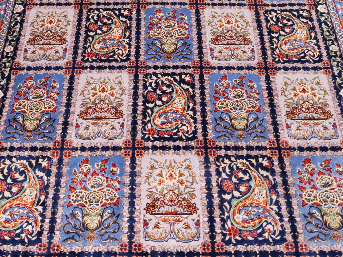 Ghom Maschinenteppich "Ferdowsi" 225 x 150 cm, mit Feldmuster, aus pflanzlicher Seide (Viskose), Marineblau/Mehrfarbig. Teppichnummer: V30NY338H. Persian Luxury Collection by Khademi. Made in Iran / Persia – Vertrieb durch JUPITER Intl.