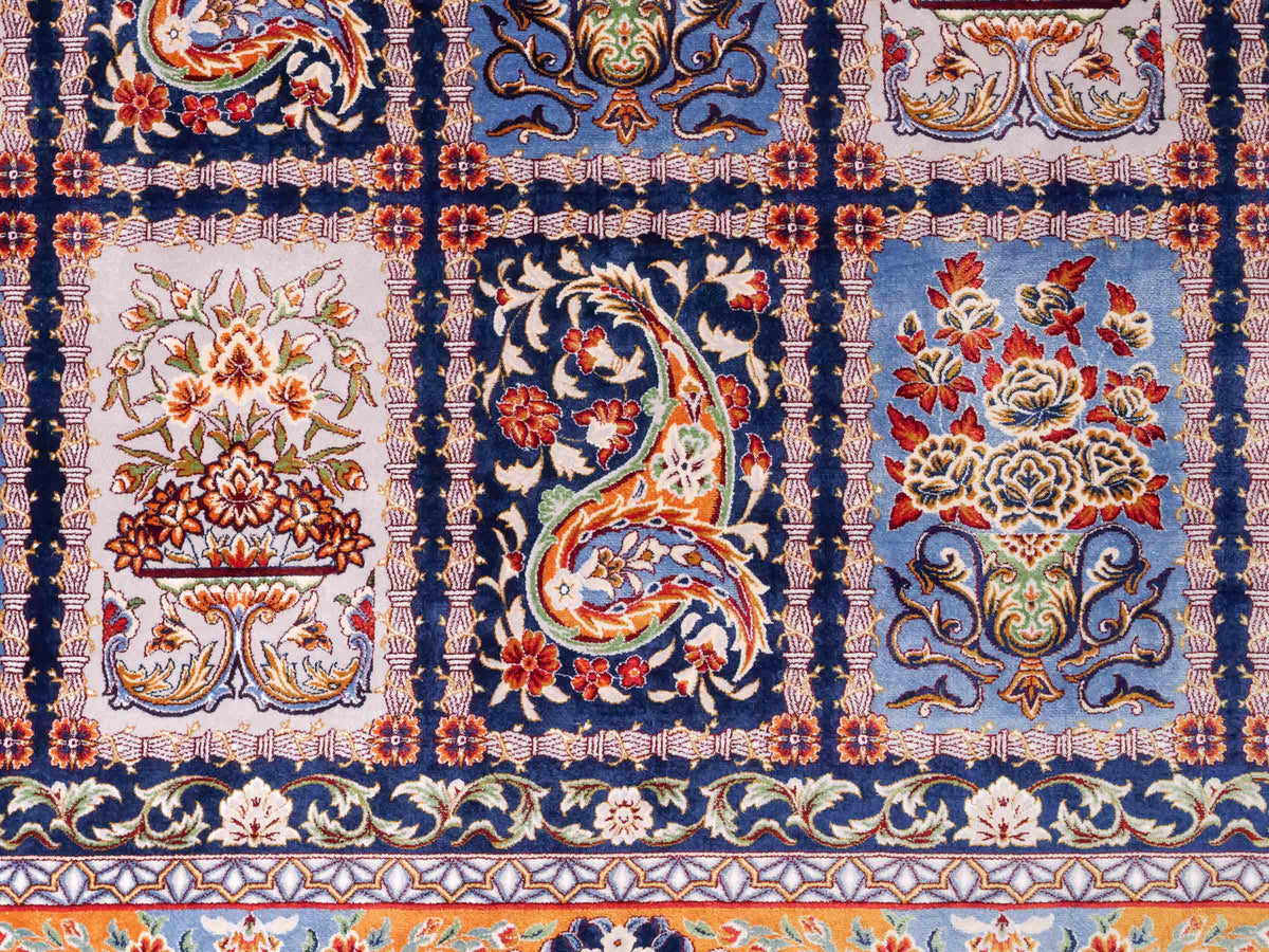 Ghom Maschinenteppich "Ferdowsi" 225 x 150 cm, mit Feldmuster, aus pflanzlicher Seide (Viskose), Marineblau/Mehrfarbig. Teppichnummer: V30NY338H. Persian Luxury Collection by Khademi. Made in Iran / Persia – Vertrieb durch JUPITER Intl.