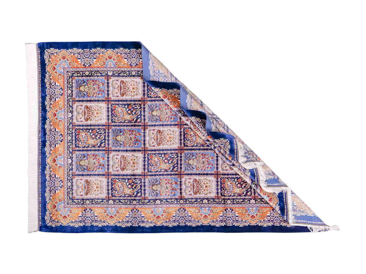 Ghom Maschinenteppich "Ferdowsi" 225 x 150 cm, mit Feldmuster, aus pflanzlicher Seide (Viskose), Marineblau/Mehrfarbig. Teppichnummer: V30NY338H. Persian Luxury Collection by Khademi. Made in Iran / Persia – Vertrieb durch JUPITER Intl.