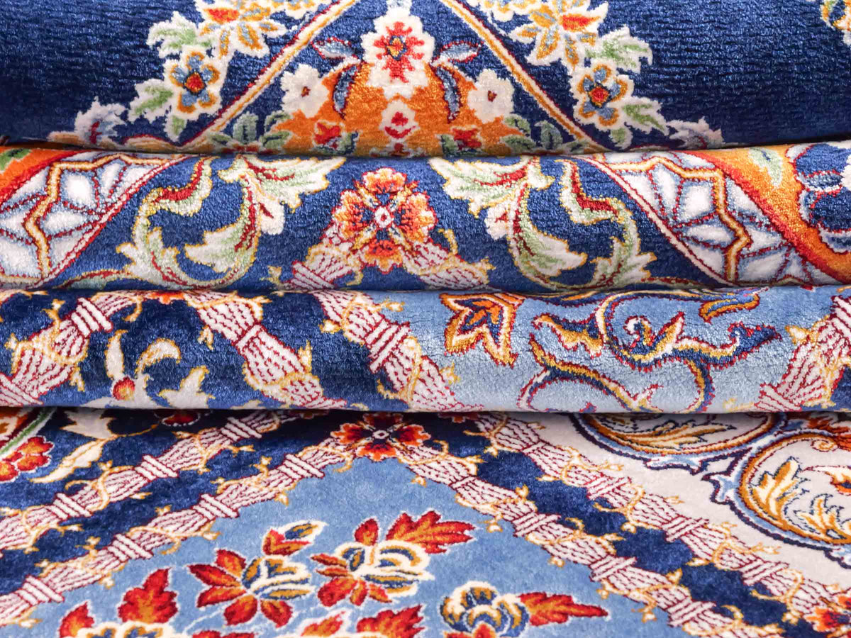 Ghom Maschinenteppich "Ferdowsi" 225 x 150 cm, mit Feldmuster, aus pflanzlicher Seide (Viskose), Marineblau/Mehrfarbig. Teppichnummer: V30NY338H. Persian Luxury Collection by Khademi. Made in Iran / Persia – Vertrieb durch JUPITER Intl.