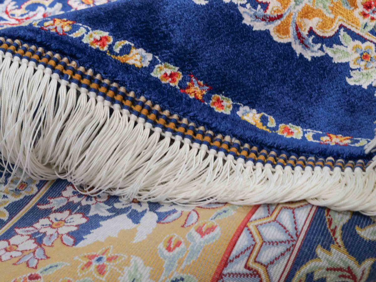 Ghom Maschinenteppich "Ferdowsi" 225 x 150 cm, mit Feldmuster, aus pflanzlicher Seide (Viskose), Marineblau/Mehrfarbig. Teppichnummer: V30NY338H. Persian Luxury Collection by Khademi. Made in Iran / Persia – Vertrieb durch JUPITER Intl.