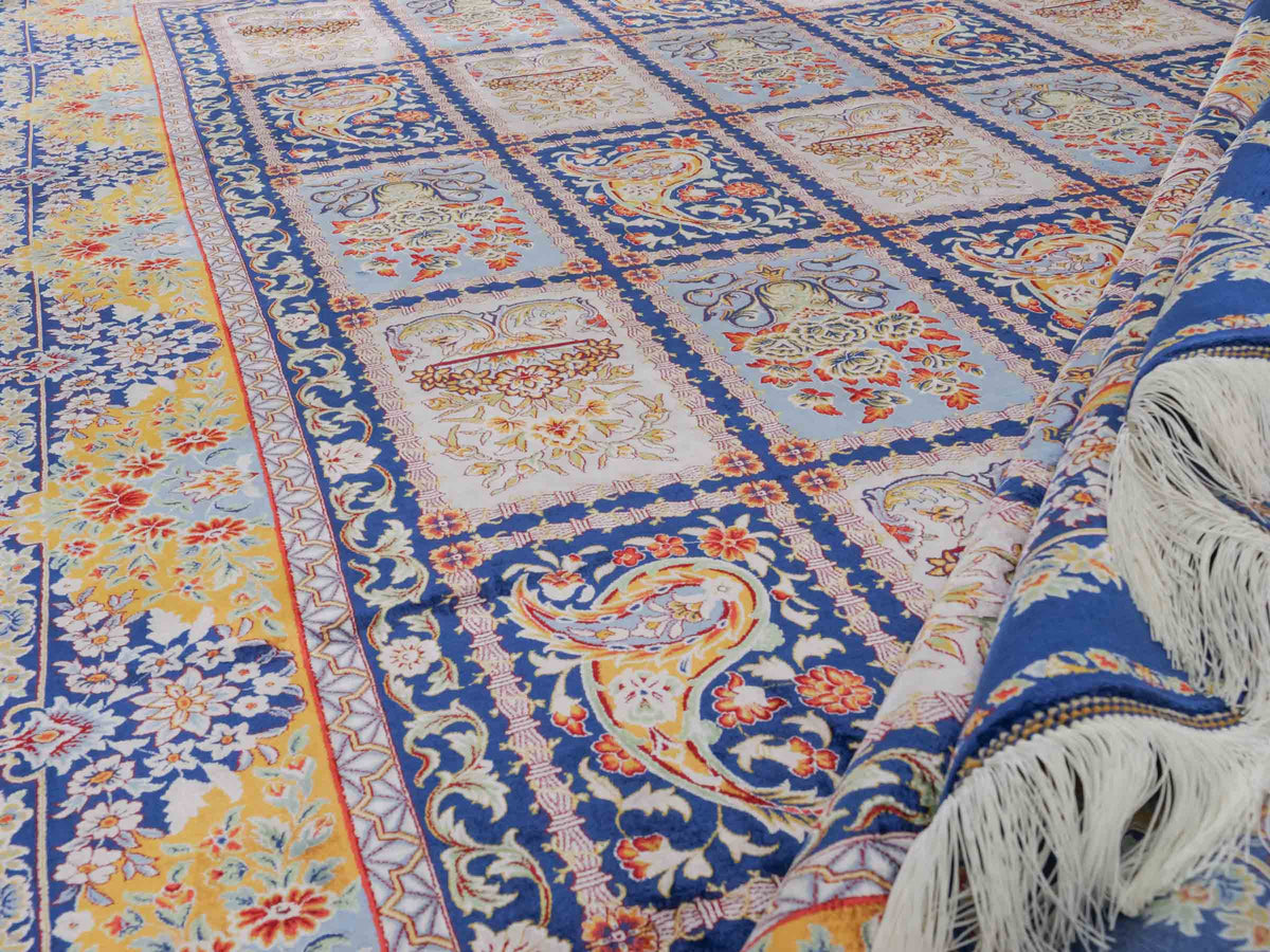 Ghom Maschinenteppich "Ferdowsi" 225 x 150 cm, mit Feldmuster, aus pflanzlicher Seide (Viskose), Marineblau/Mehrfarbig. Teppichnummer: V30NY338H. Persian Luxury Collection by Khademi. Made in Iran / Persia – Vertrieb durch JUPITER Intl.