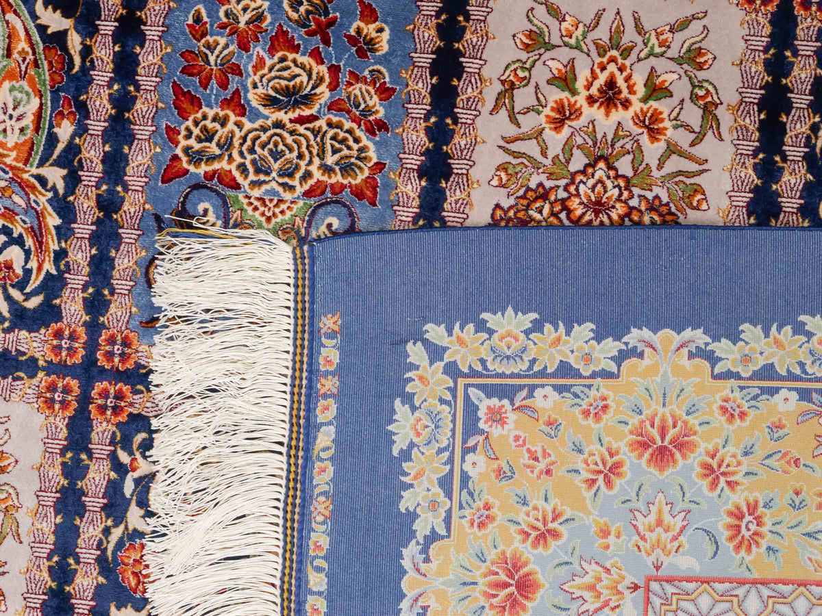Ghom Maschinenteppich "Ferdowsi" 225 x 150 cm, mit Feldmuster, aus pflanzlicher Seide (Viskose), Marineblau/Mehrfarbig. Teppichnummer: V30NY338H. Persian Luxury Collection by Khademi. Made in Iran / Persia – Vertrieb durch JUPITER Intl.
