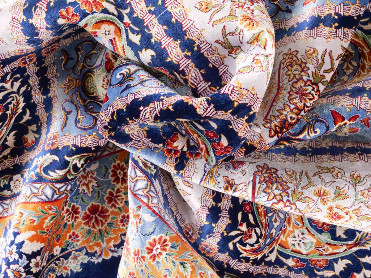 Ghom Maschinenteppich "Ferdowsi" 225 x 150 cm, mit Feldmuster, aus pflanzlicher Seide (Viskose), Marineblau/Mehrfarbig. Teppichnummer: V30NY338H. Persian Luxury Collection by Khademi. Made in Iran / Persia – Vertrieb durch JUPITER Intl.