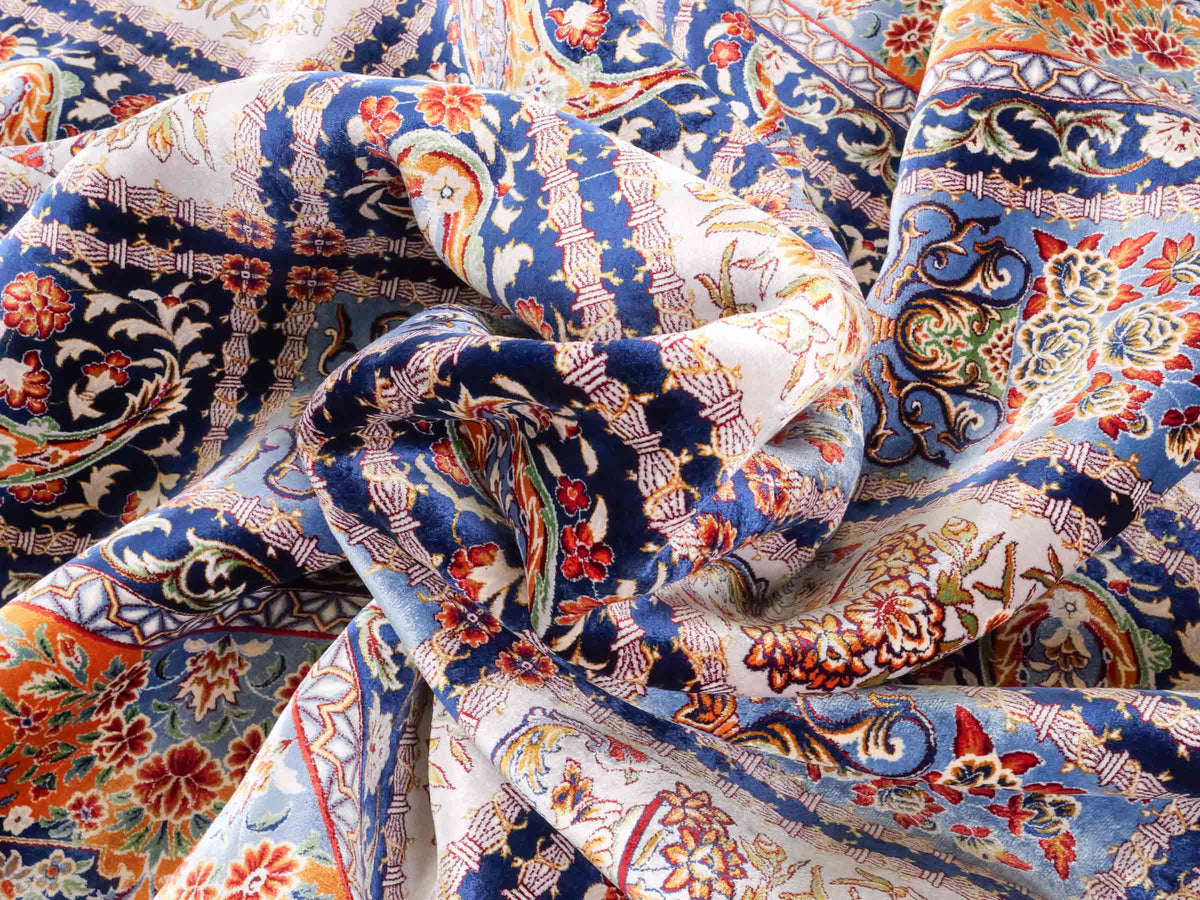 Ghom Maschinenteppich "Ferdowsi" 225 x 150 cm, mit Feldmuster, aus pflanzlicher Seide (Viskose), Marineblau/Mehrfarbig. Teppichnummer: V30NY338H. Persian Luxury Collection by Khademi. Made in Iran / Persia – Vertrieb durch JUPITER Intl.