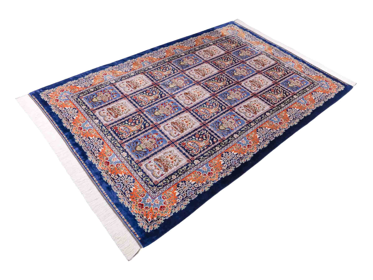 Ghom Maschinenteppich "Ferdowsi" 225 x 150 cm, mit Feldmuster, aus pflanzlicher Seide (Viskose), Marineblau/Mehrfarbig. Teppichnummer: V30NY338H. Persian Luxury Collection by Khademi. Made in Iran / Persia – Vertrieb durch JUPITER Intl.