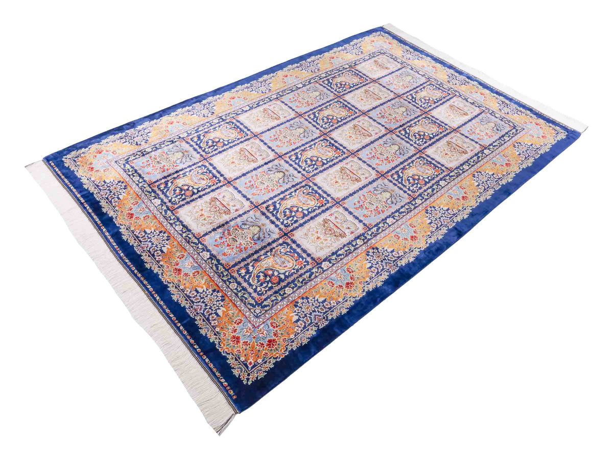 Ghom Maschinenteppich "Ferdowsi" 225 x 150 cm, mit Feldmuster, aus pflanzlicher Seide (Viskose), Marineblau/Mehrfarbig. Teppichnummer: V30NY338H. Persian Luxury Collection by Khademi. Made in Iran / Persia – Vertrieb durch JUPITER Intl.