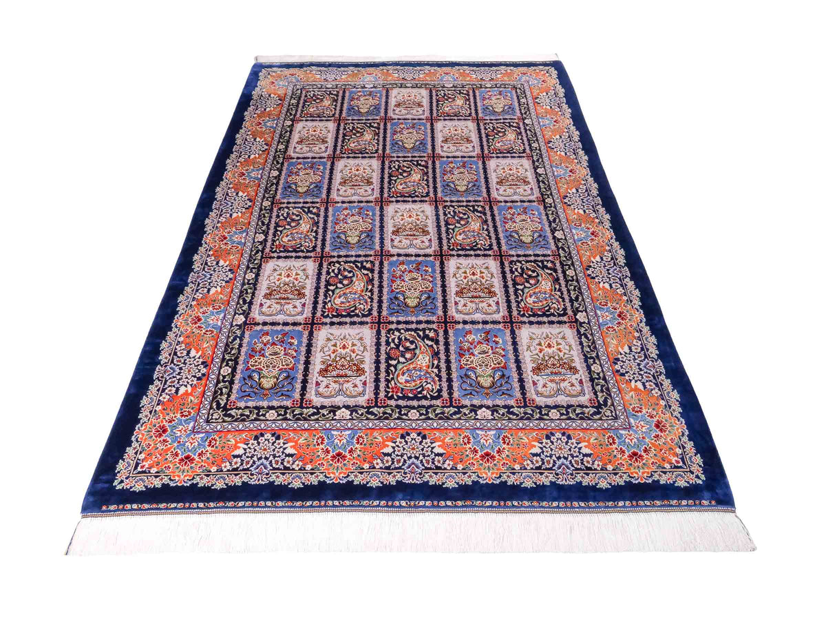 Ghom Maschinenteppich "Ferdowsi" 225 x 150 cm, mit Feldmuster, aus pflanzlicher Seide (Viskose), Marineblau/Mehrfarbig. Teppichnummer: V30NY338H. Persian Luxury Collection by Khademi. Made in Iran / Persia – Vertrieb durch JUPITER Intl.