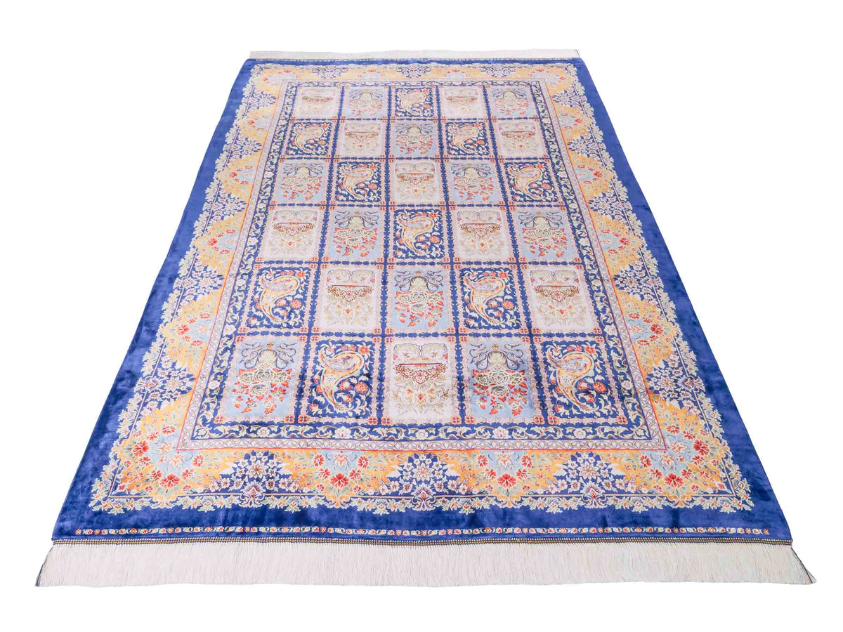 Ghom Maschinenteppich "Ferdowsi" 225 x 150 cm, mit Feldmuster, aus pflanzlicher Seide (Viskose), Marineblau/Mehrfarbig. Teppichnummer: V30NY338H. Persian Luxury Collection by Khademi. Made in Iran / Persia – Vertrieb durch JUPITER Intl.