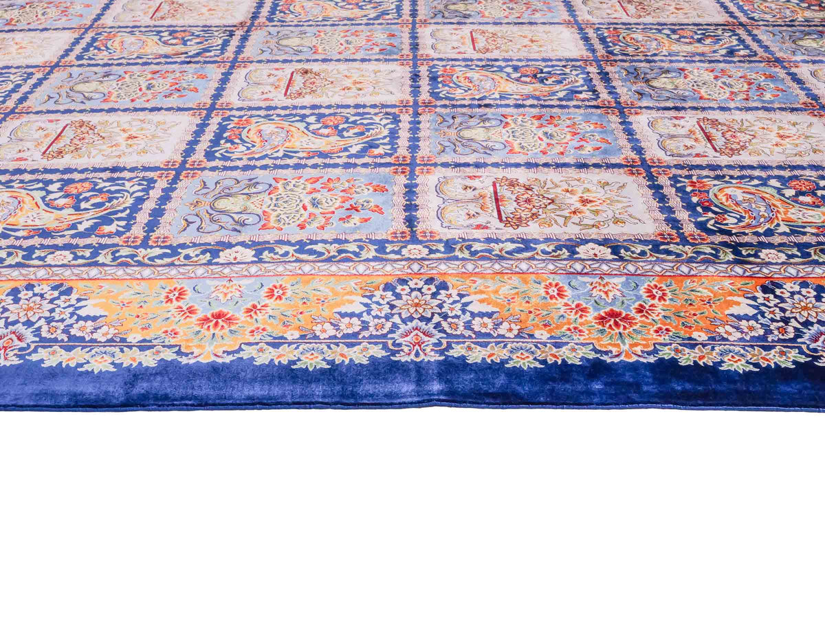 Ghom Maschinenteppich "Ferdowsi" 225 x 150 cm, mit Feldmuster, aus pflanzlicher Seide (Viskose), Marineblau/Mehrfarbig. Teppichnummer: V30NY338H. Persian Luxury Collection by Khademi. Made in Iran / Persia – Vertrieb durch JUPITER Intl.