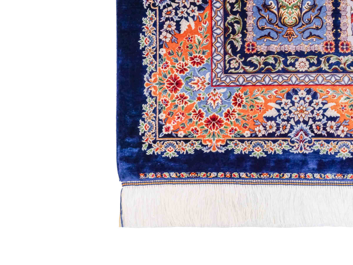 Ghom Maschinenteppich "Ferdowsi" 225 x 150 cm, mit Feldmuster, aus pflanzlicher Seide (Viskose), Marineblau/Mehrfarbig. Teppichnummer: V30NY338H. Persian Luxury Collection by Khademi. Made in Iran / Persia – Vertrieb durch JUPITER Intl.