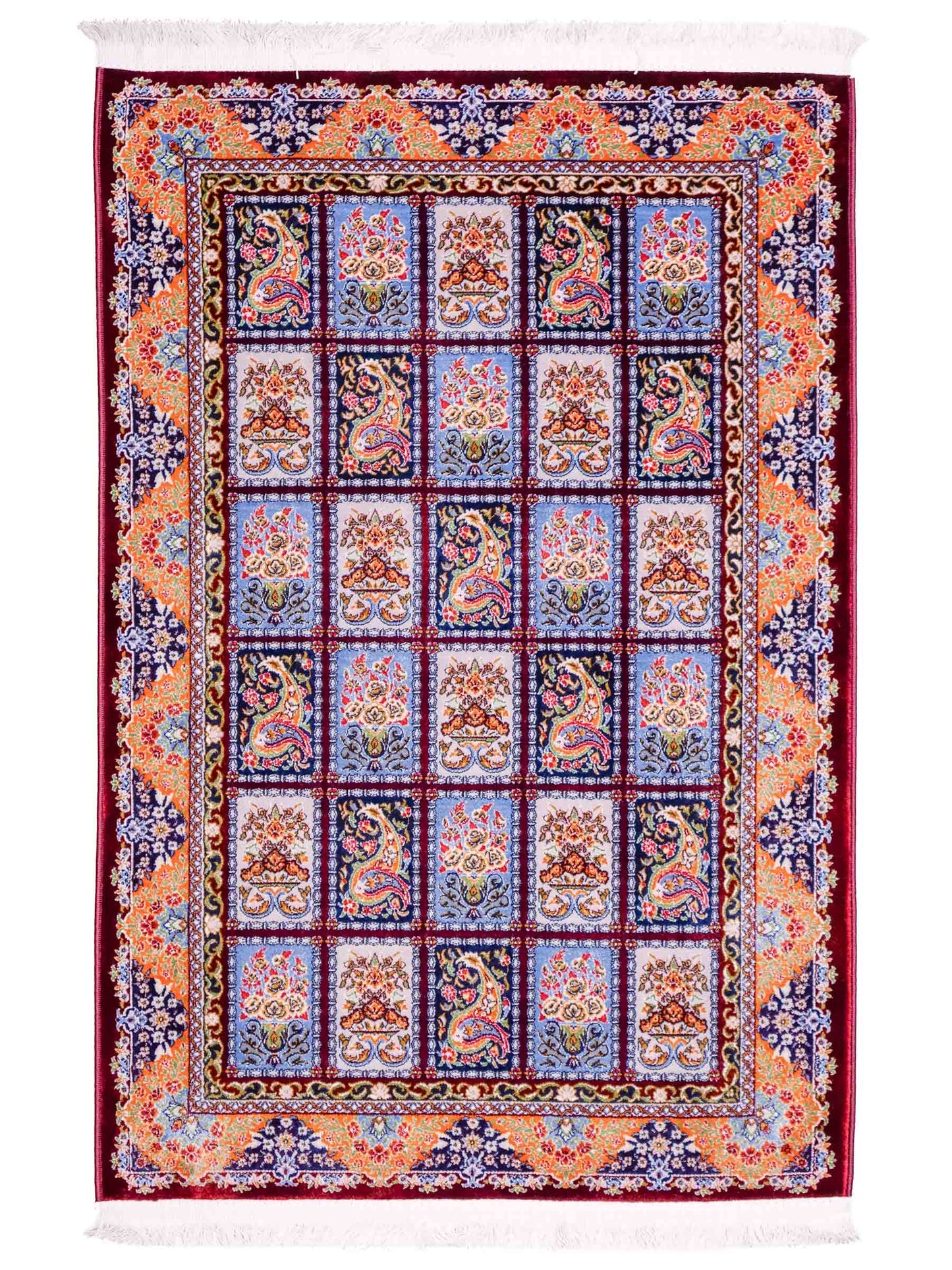 Ghom Maschinenteppich "Ferdowsi" 90 x 60 cm aus pflanzlicher Seide (Viskose) mit Feldmuster, Rot. Teppichnummer: V30RD054M. Persian Luxury Collection by Khademi. Made in Iran / Persia – Vertrieb durch JUPITER Intl.