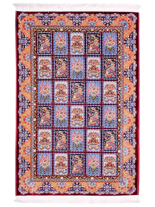 Ghom Maschinenteppich "Ferdowsi" 90 x 60 cm aus pflanzlicher Seide (Viskose) mit Feldmuster, Rot. Teppichnummer: V30RD054M. Persian Luxury Collection by Khademi. Made in Iran / Persia – Vertrieb durch JUPITER Intl.