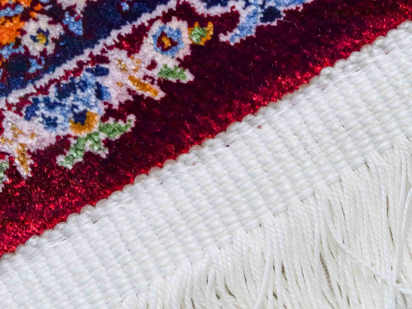Ghom Maschinenteppich "Ferdowsi" 90 x 60 cm aus pflanzlicher Seide (Viskose) mit Feldmuster, Rot. Teppichnummer: V30RD054M. Persian Luxury Collection by Khademi. Made in Iran / Persia – Vertrieb durch JUPITER Intl.
