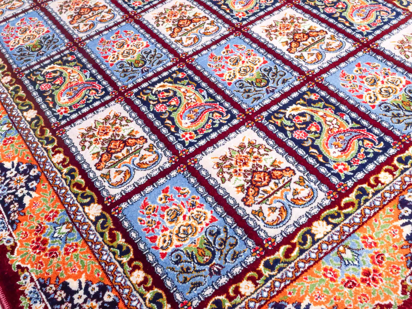 Ghom Maschinenteppich "Ferdowsi" 90 x 60 cm aus pflanzlicher Seide (Viskose) mit Feldmuster, Rot. Teppichnummer: V30RD054M. Persian Luxury Collection by Khademi. Made in Iran / Persia – Vertrieb durch JUPITER Intl.