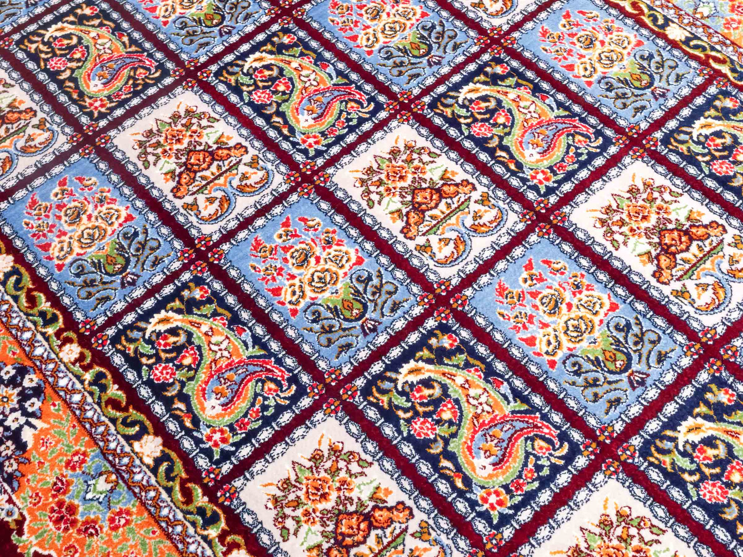 Ghom Maschinenteppich "Ferdowsi" 90 x 60 cm aus pflanzlicher Seide (Viskose) mit Feldmuster, Rot. Teppichnummer: V30RD054M. Persian Luxury Collection by Khademi. Made in Iran / Persia – Vertrieb durch JUPITER Intl.