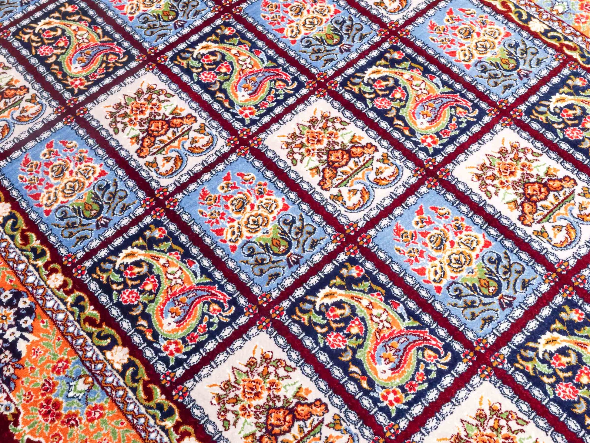 Ghom Maschinenteppich "Ferdowsi" 90 x 60 cm aus pflanzlicher Seide (Viskose) mit Feldmuster, Rot. Teppichnummer: V30RD054M. Persian Luxury Collection by Khademi. Made in Iran / Persia – Vertrieb durch JUPITER Intl.