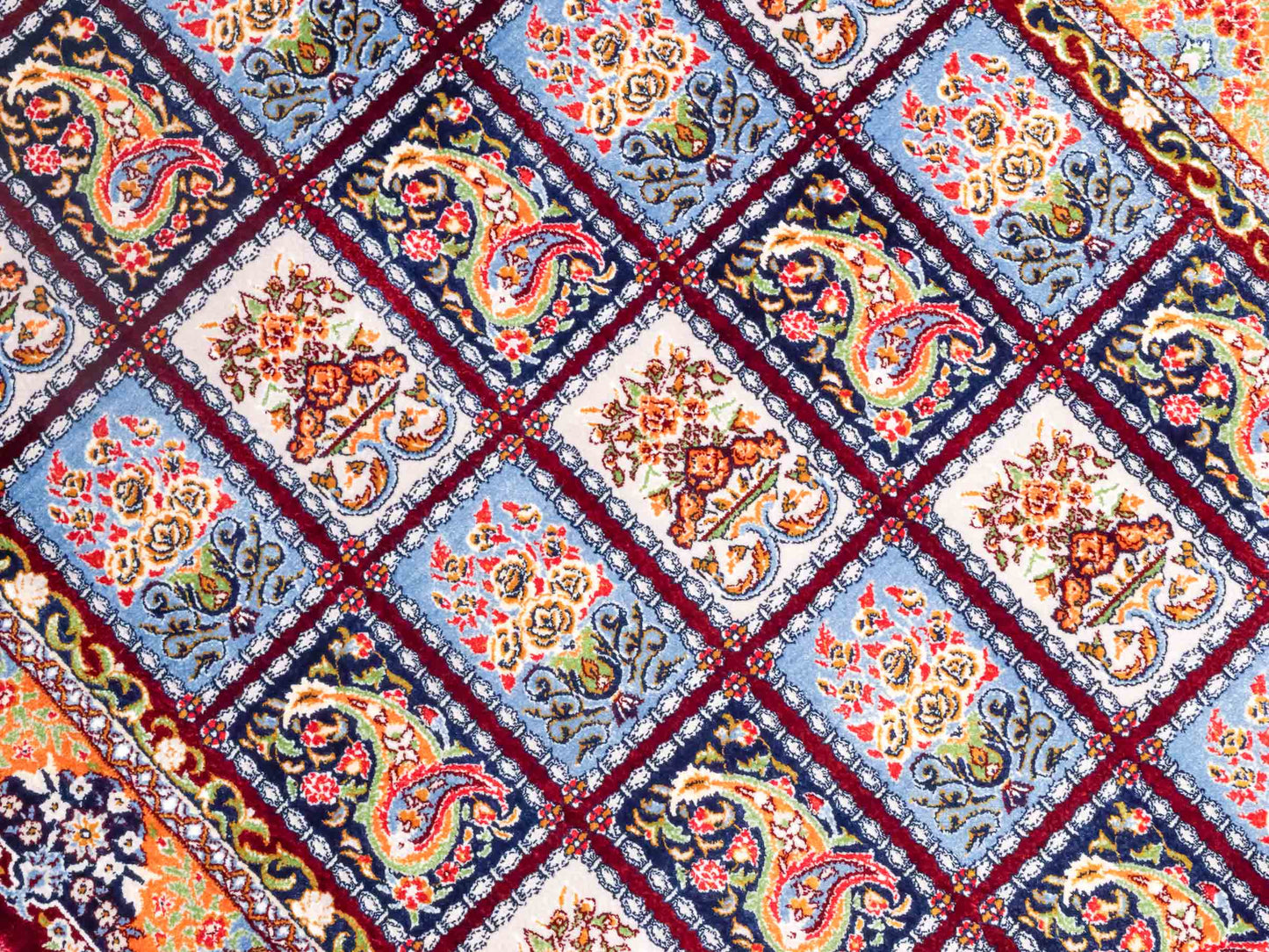 Ghom Maschinenteppich "Ferdowsi" 90 x 60 cm aus pflanzlicher Seide (Viskose) mit Feldmuster, Rot. Teppichnummer: V30RD054M. Persian Luxury Collection by Khademi. Made in Iran / Persia – Vertrieb durch JUPITER Intl.