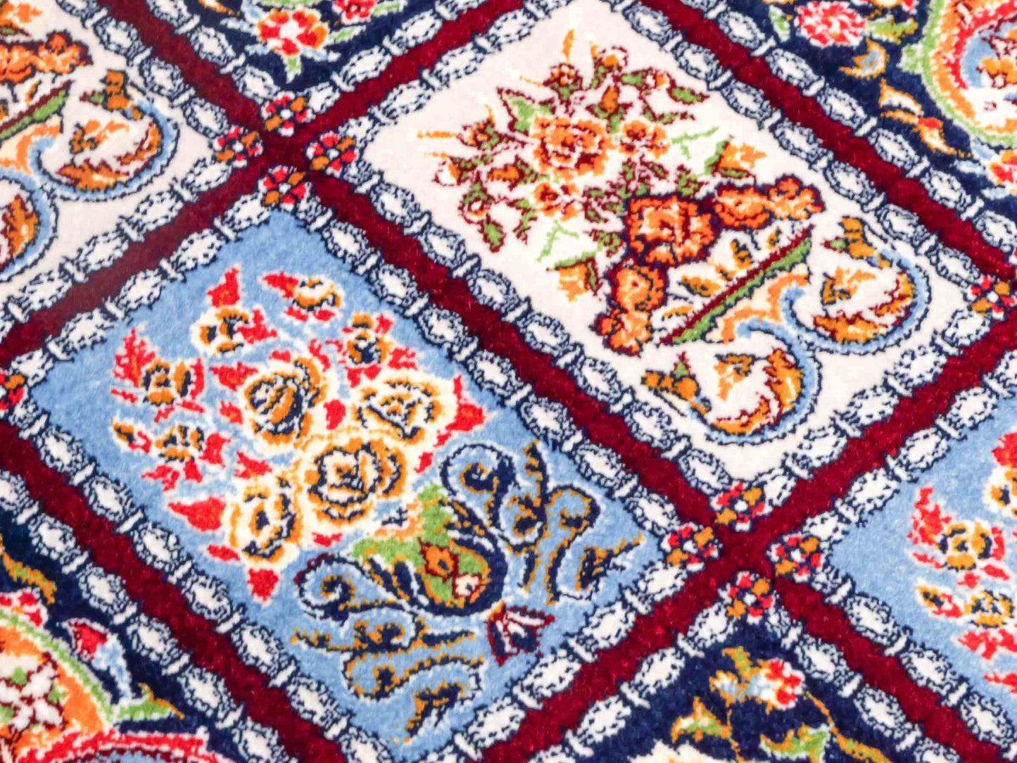 Ghom Maschinenteppich "Ferdowsi" 90 x 60 cm aus pflanzlicher Seide (Viskose) mit Feldmuster, Rot. Teppichnummer: V30RD054M. Persian Luxury Collection by Khademi. Made in Iran / Persia – Vertrieb durch JUPITER Intl.