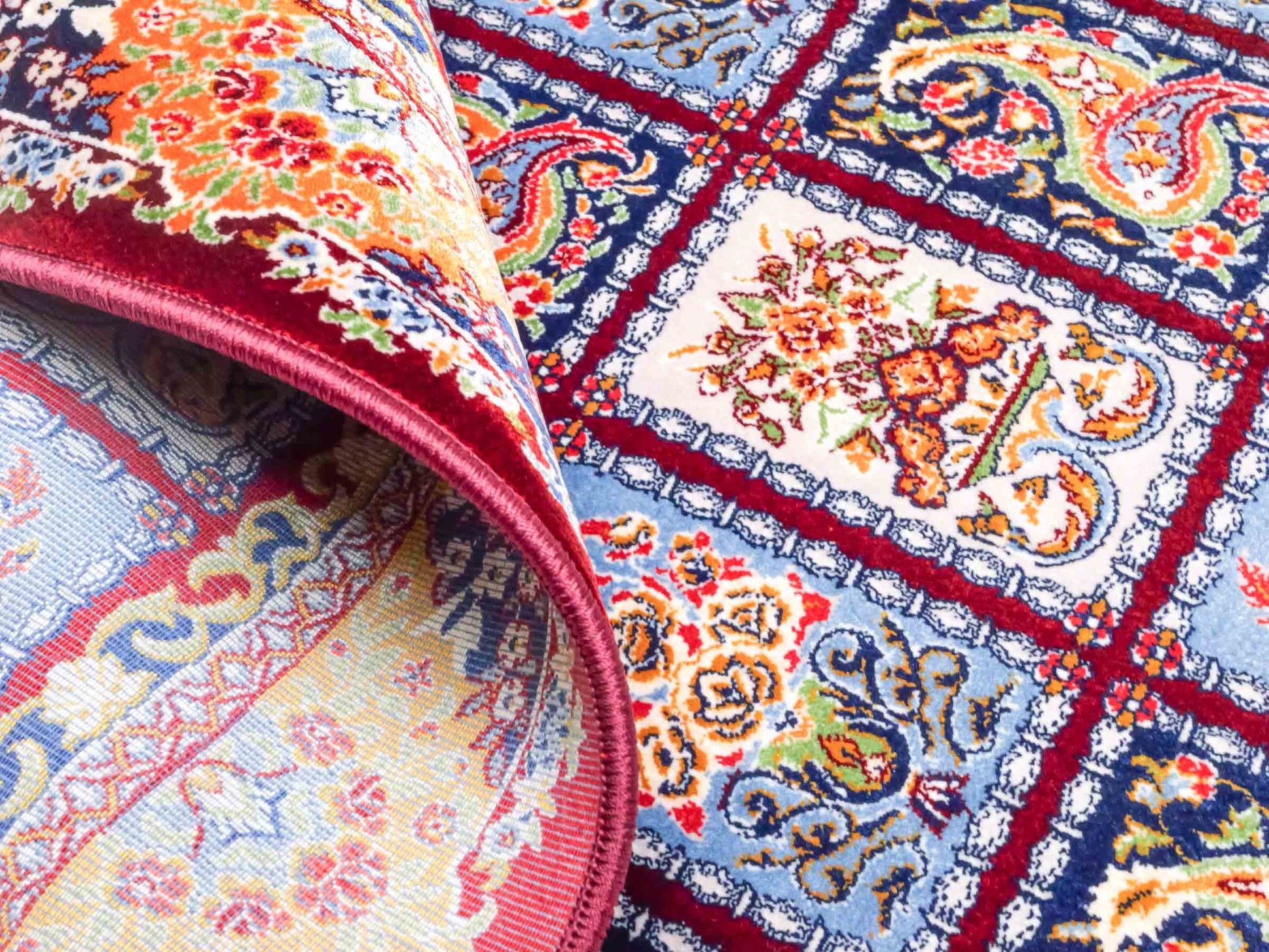 Ghom Maschinenteppich "Ferdowsi" 90 x 60 cm aus pflanzlicher Seide (Viskose) mit Feldmuster, Rot. Teppichnummer: V30RD054M. Persian Luxury Collection by Khademi. Made in Iran / Persia – Vertrieb durch JUPITER Intl.