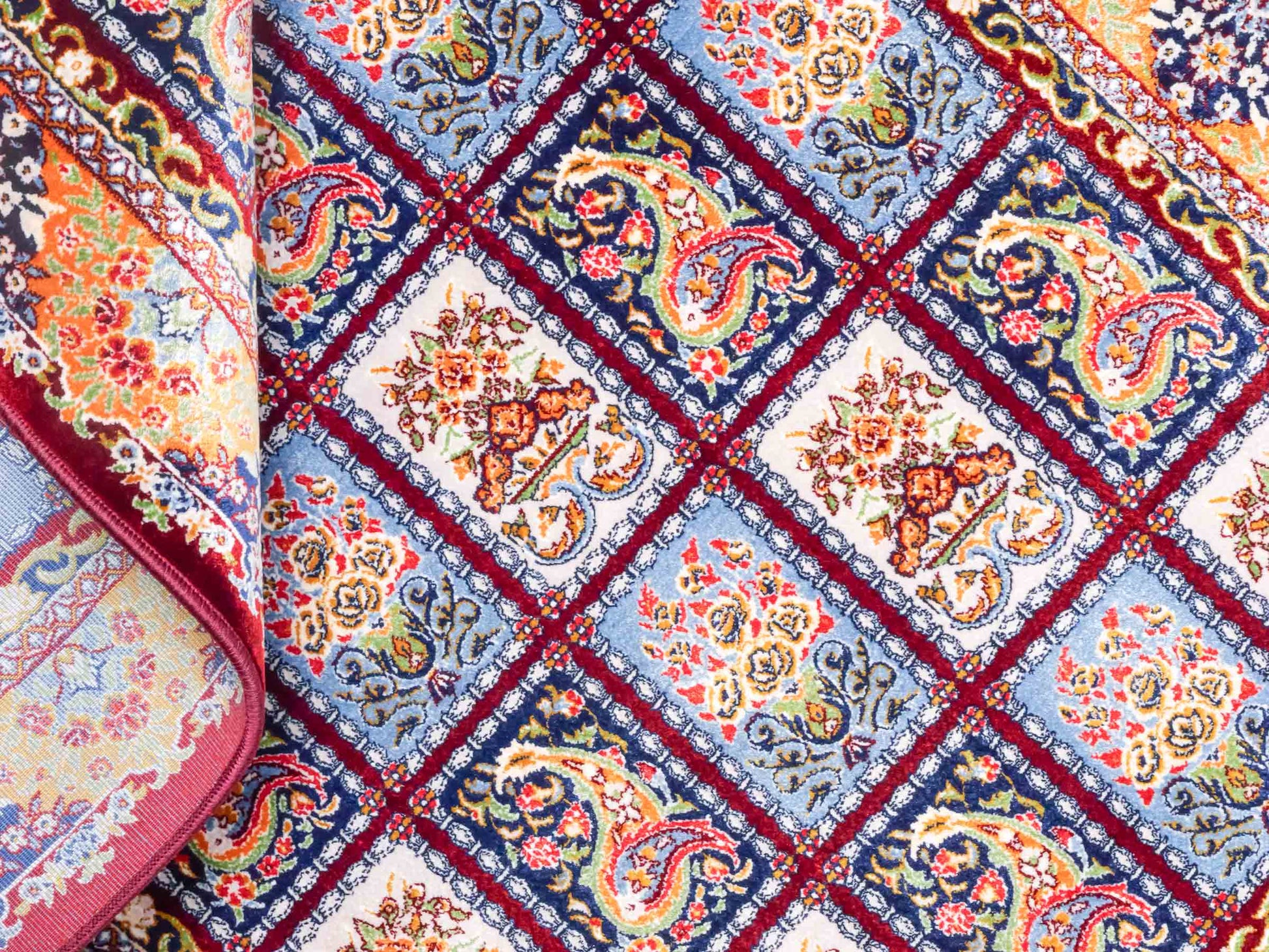 Ghom Maschinenteppich "Ferdowsi" 90 x 60 cm aus pflanzlicher Seide (Viskose) mit Feldmuster, Rot. Teppichnummer: V30RD054M. Persian Luxury Collection by Khademi. Made in Iran / Persia – Vertrieb durch JUPITER Intl.