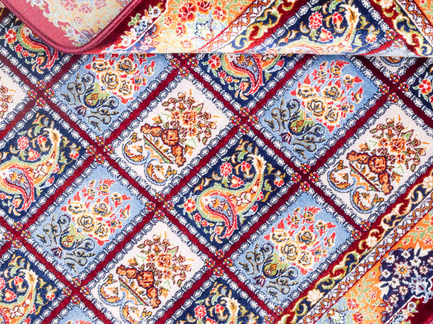 Ghom Maschinenteppich "Ferdowsi" 90 x 60 cm aus pflanzlicher Seide (Viskose) mit Feldmuster, Rot. Teppichnummer: V30RD054M. Persian Luxury Collection by Khademi. Made in Iran / Persia – Vertrieb durch JUPITER Intl.