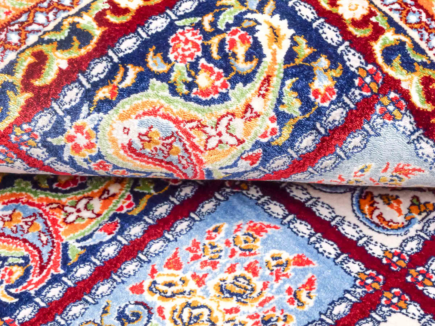 Ghom Maschinenteppich "Ferdowsi" 90 x 60 cm aus pflanzlicher Seide (Viskose) mit Feldmuster, Rot. Teppichnummer: V30RD054M. Persian Luxury Collection by Khademi. Made in Iran / Persia – Vertrieb durch JUPITER Intl.