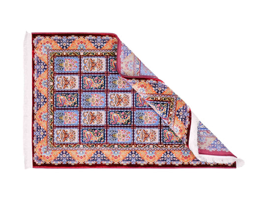 Ghom Maschinenteppich "Ferdowsi" 90 x 60 cm aus pflanzlicher Seide (Viskose) mit Feldmuster, Rot. Teppichnummer: V30RD054M. Persian Luxury Collection by Khademi. Made in Iran / Persia – Vertrieb durch JUPITER Intl.