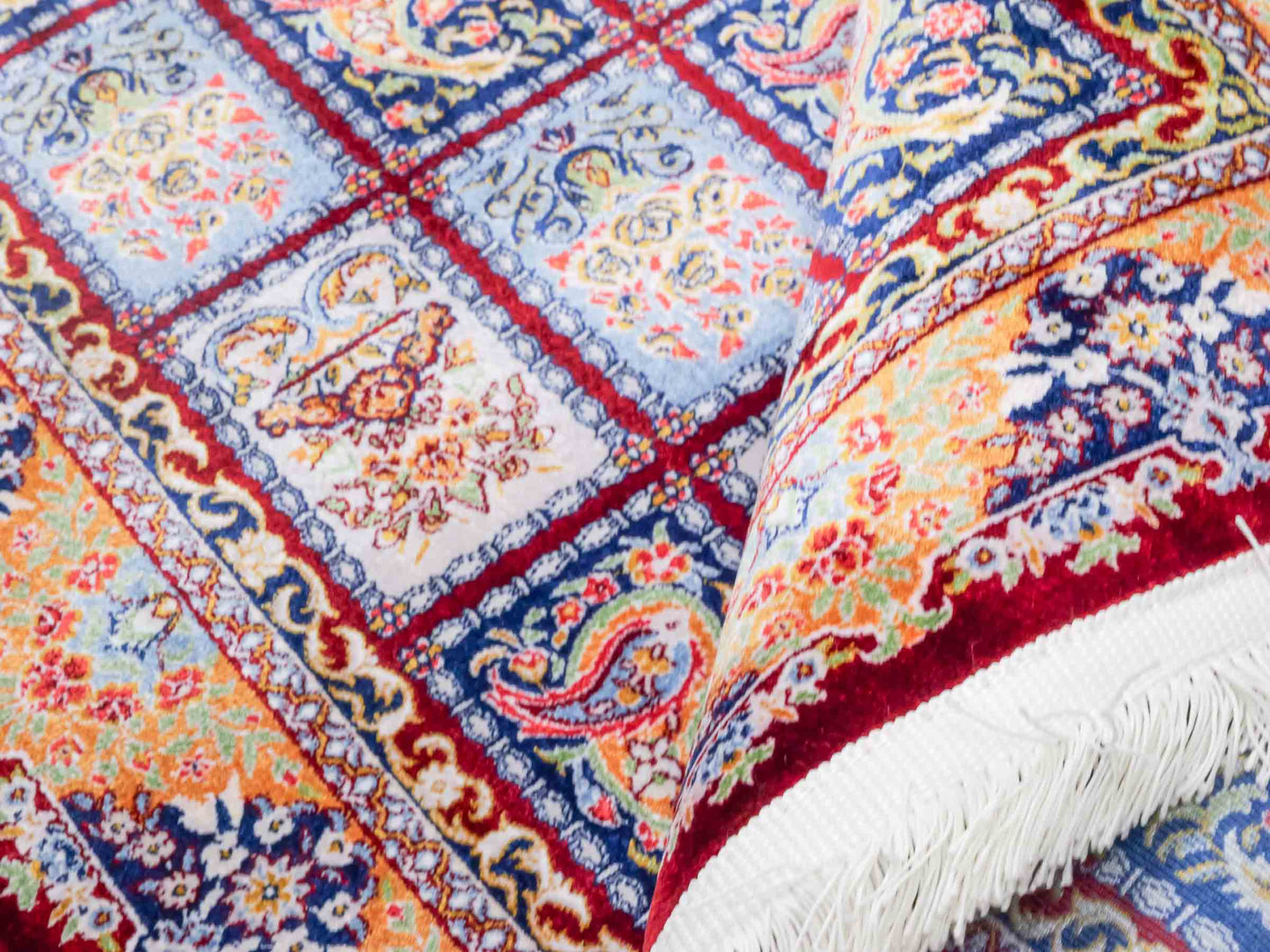 Ghom Maschinenteppich "Ferdowsi" 90 x 60 cm aus pflanzlicher Seide (Viskose) mit Feldmuster, Rot. Teppichnummer: V30RD054M. Persian Luxury Collection by Khademi. Made in Iran / Persia – Vertrieb durch JUPITER Intl.