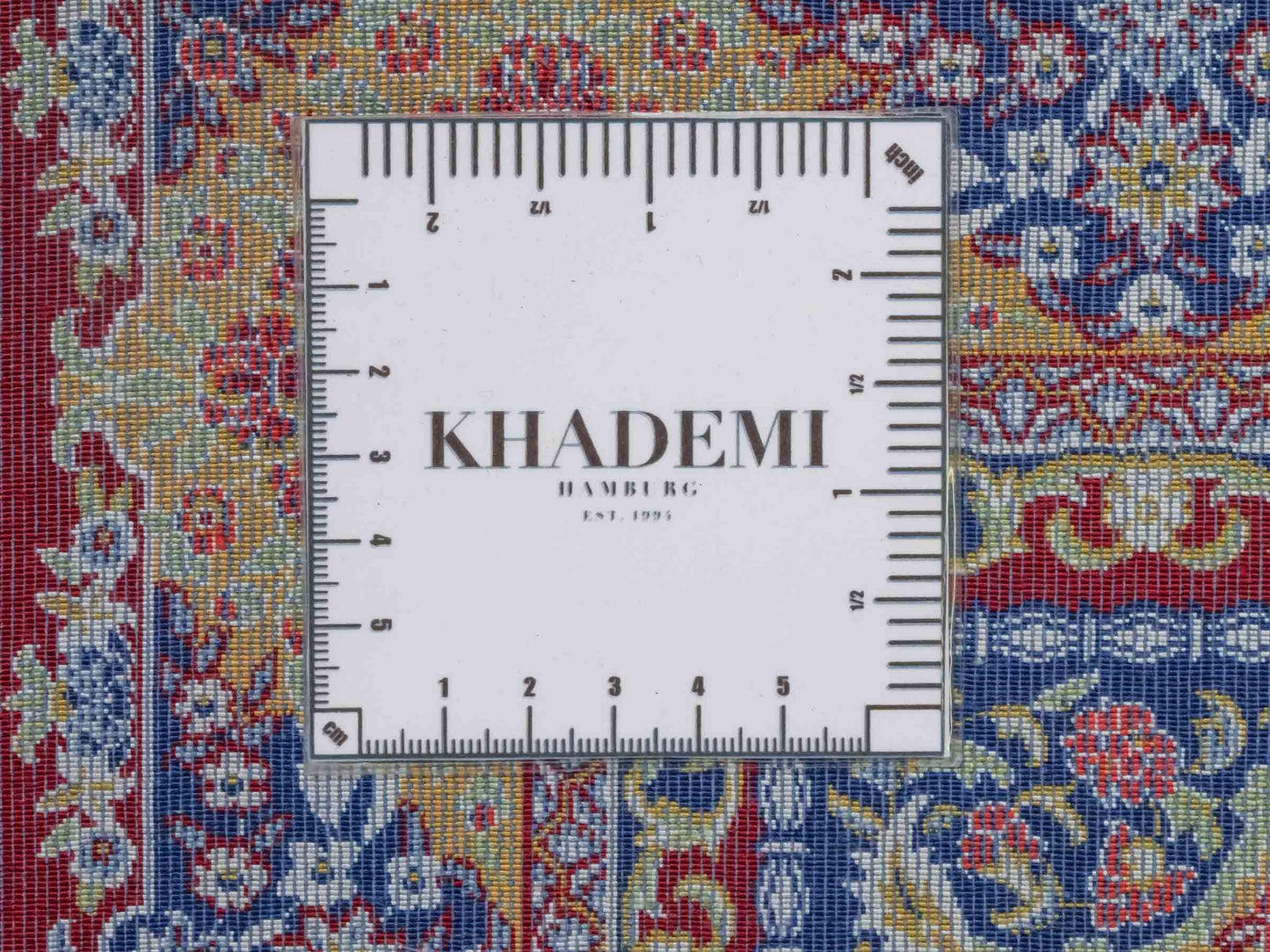 Ghom Maschinenteppich "Ferdowsi" 90 x 60 cm aus pflanzlicher Seide (Viskose) mit Feldmuster, Rot. Teppichnummer: V30RD054M. Persian Luxury Collection by Khademi. Made in Iran / Persia – Vertrieb durch JUPITER Intl.