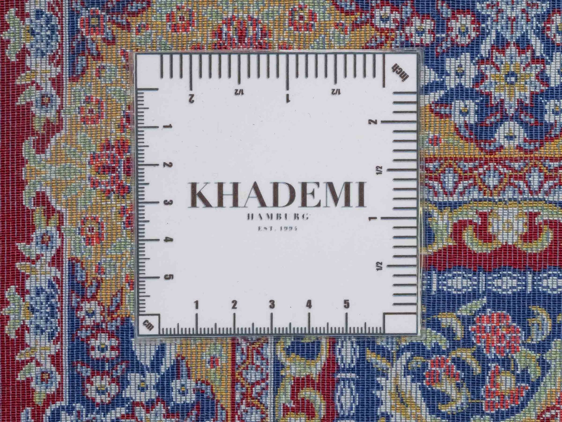 Ghom Maschinenteppich "Ferdowsi" 90 x 60 cm aus pflanzlicher Seide (Viskose) mit Feldmuster, Rot. Teppichnummer: V30RD054M. Persian Luxury Collection by Khademi. Made in Iran / Persia – Vertrieb durch JUPITER Intl.