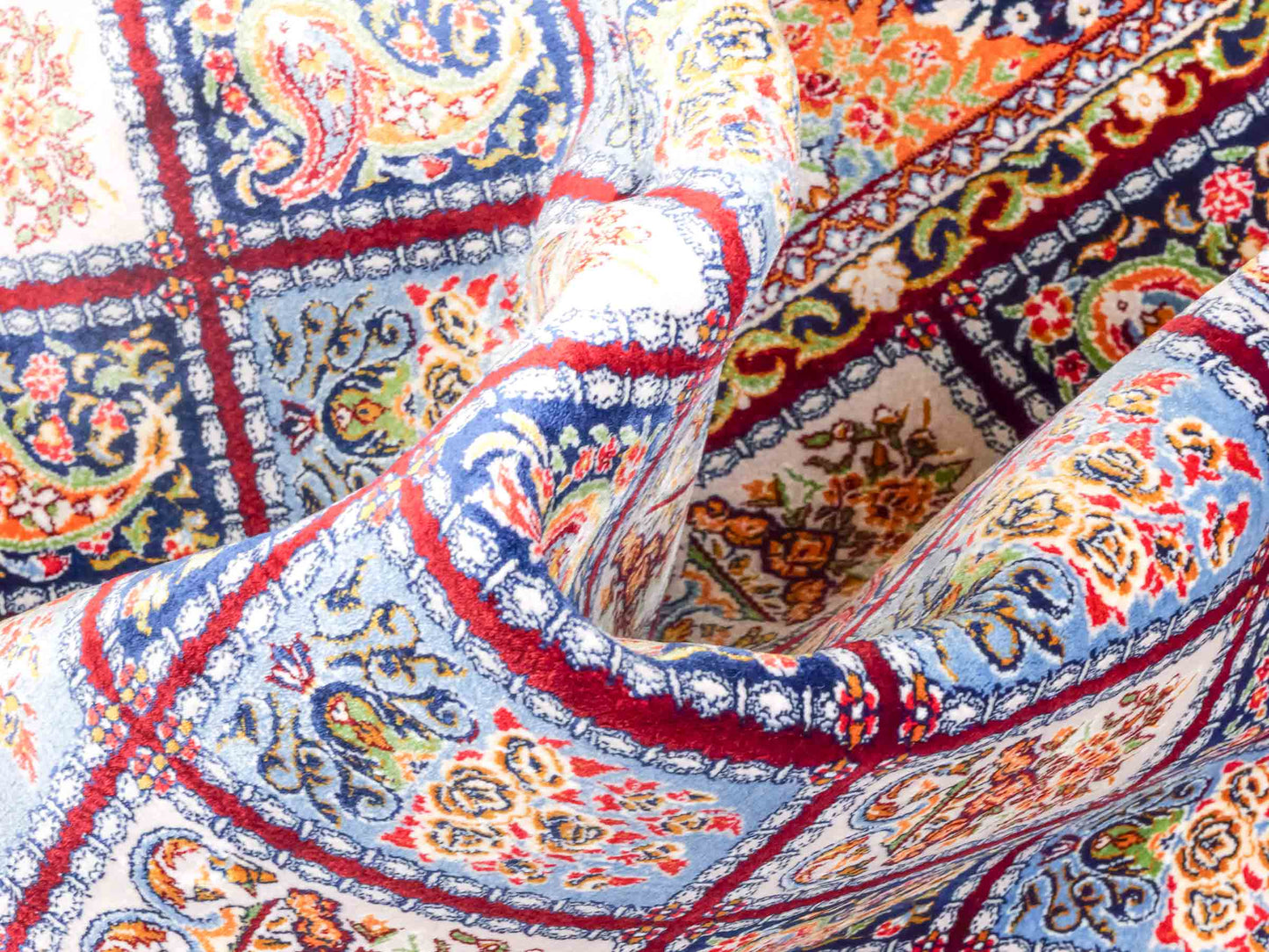 Ghom Maschinenteppich "Ferdowsi" 90 x 60 cm aus pflanzlicher Seide (Viskose) mit Feldmuster, Rot. Teppichnummer: V30RD054M. Persian Luxury Collection by Khademi. Made in Iran / Persia – Vertrieb durch JUPITER Intl.