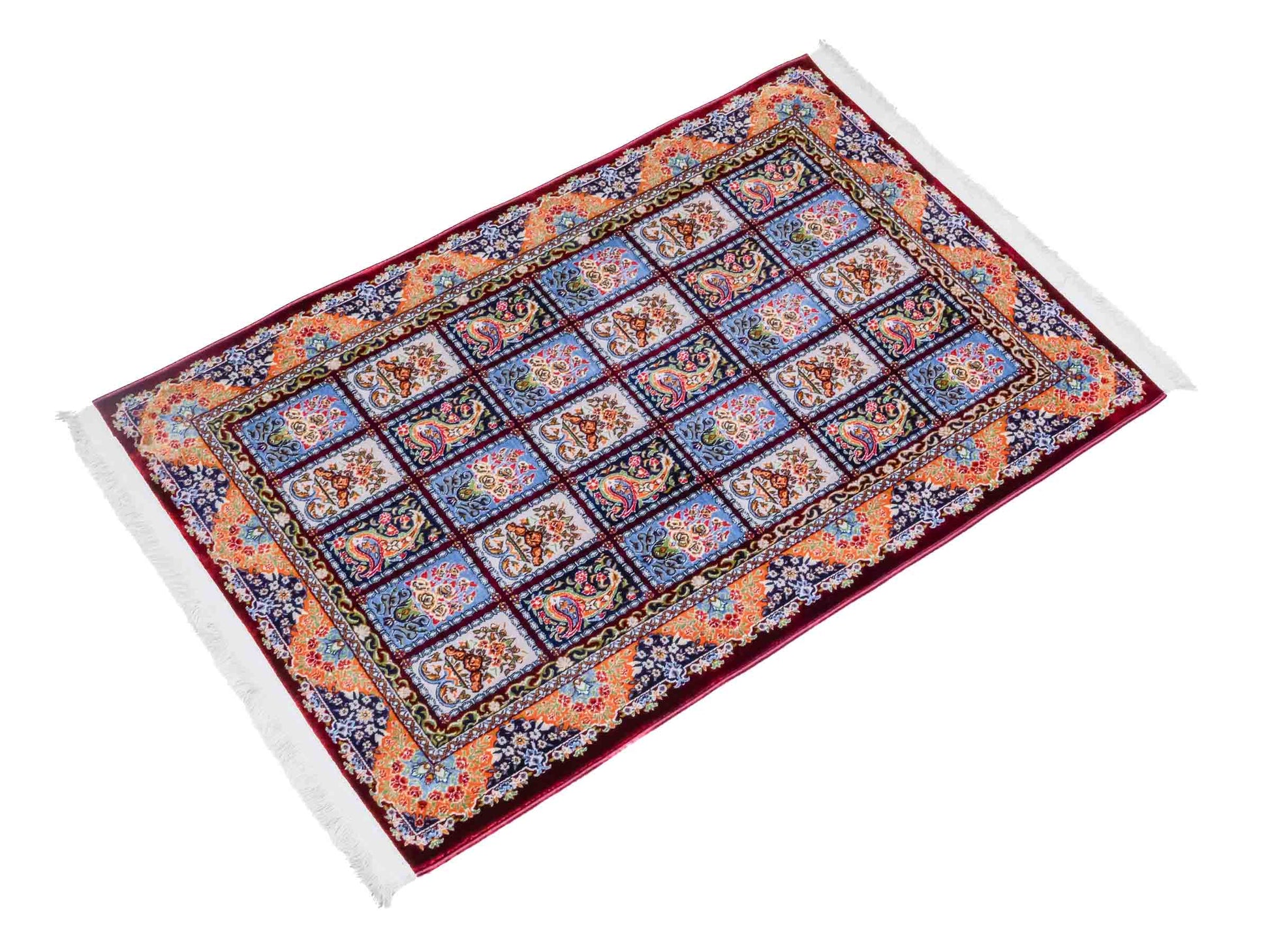 Ghom Maschinenteppich "Ferdowsi" 90 x 60 cm aus pflanzlicher Seide (Viskose) mit Feldmuster, Rot. Teppichnummer: V30RD054M. Persian Luxury Collection by Khademi. Made in Iran / Persia – Vertrieb durch JUPITER Intl.
