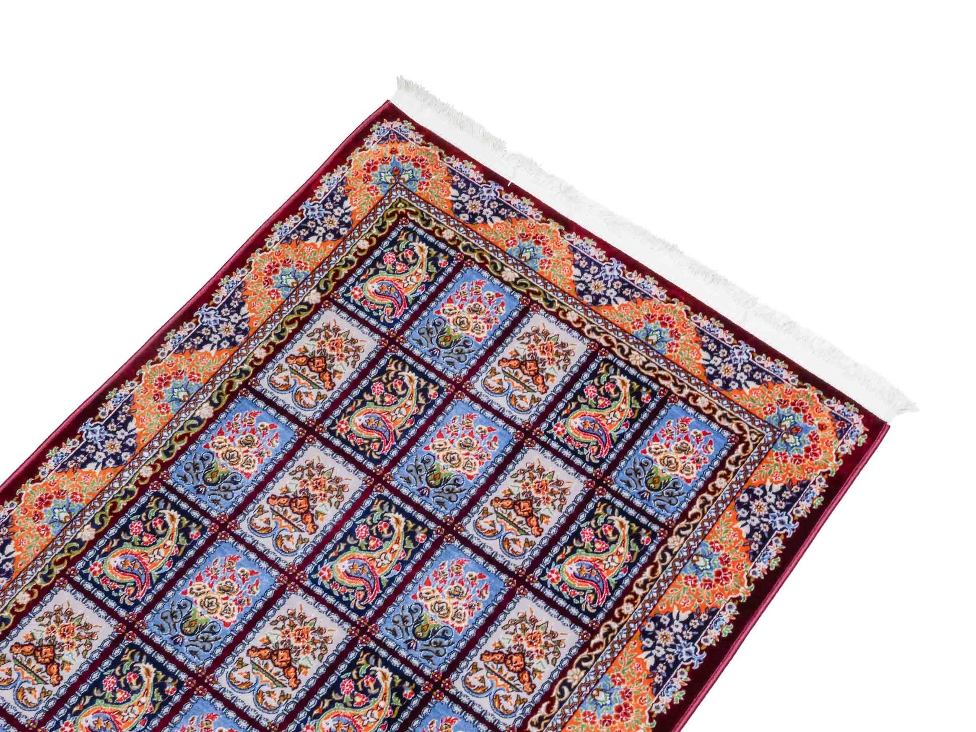 Ghom Maschinenteppich "Ferdowsi" 90 x 60 cm aus pflanzlicher Seide (Viskose) mit Feldmuster, Rot. Teppichnummer: V30RD054M. Persian Luxury Collection by Khademi. Made in Iran / Persia – Vertrieb durch JUPITER Intl.