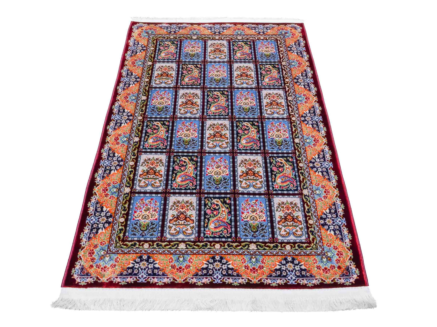 Ghom Maschinenteppich "Ferdowsi" 90 x 60 cm aus pflanzlicher Seide (Viskose) mit Feldmuster, Rot. Teppichnummer: V30RD054M. Persian Luxury Collection by Khademi. Made in Iran / Persia – Vertrieb durch JUPITER Intl.