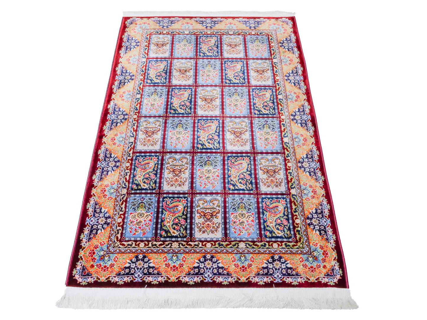 Ghom Maschinenteppich "Ferdowsi" 90 x 60 cm aus pflanzlicher Seide (Viskose) mit Feldmuster, Rot. Teppichnummer: V30RD054M. Persian Luxury Collection by Khademi. Made in Iran / Persia – Vertrieb durch JUPITER Intl.