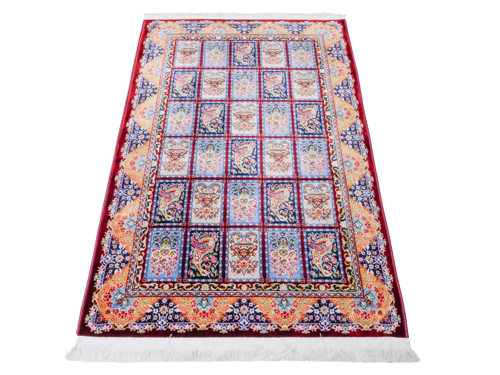 Ghom Maschinenteppich "Ferdowsi" 90 x 60 cm aus pflanzlicher Seide (Viskose) mit Feldmuster, Rot. Teppichnummer: V30RD054M. Persian Luxury Collection by Khademi. Made in Iran / Persia – Vertrieb durch JUPITER Intl.